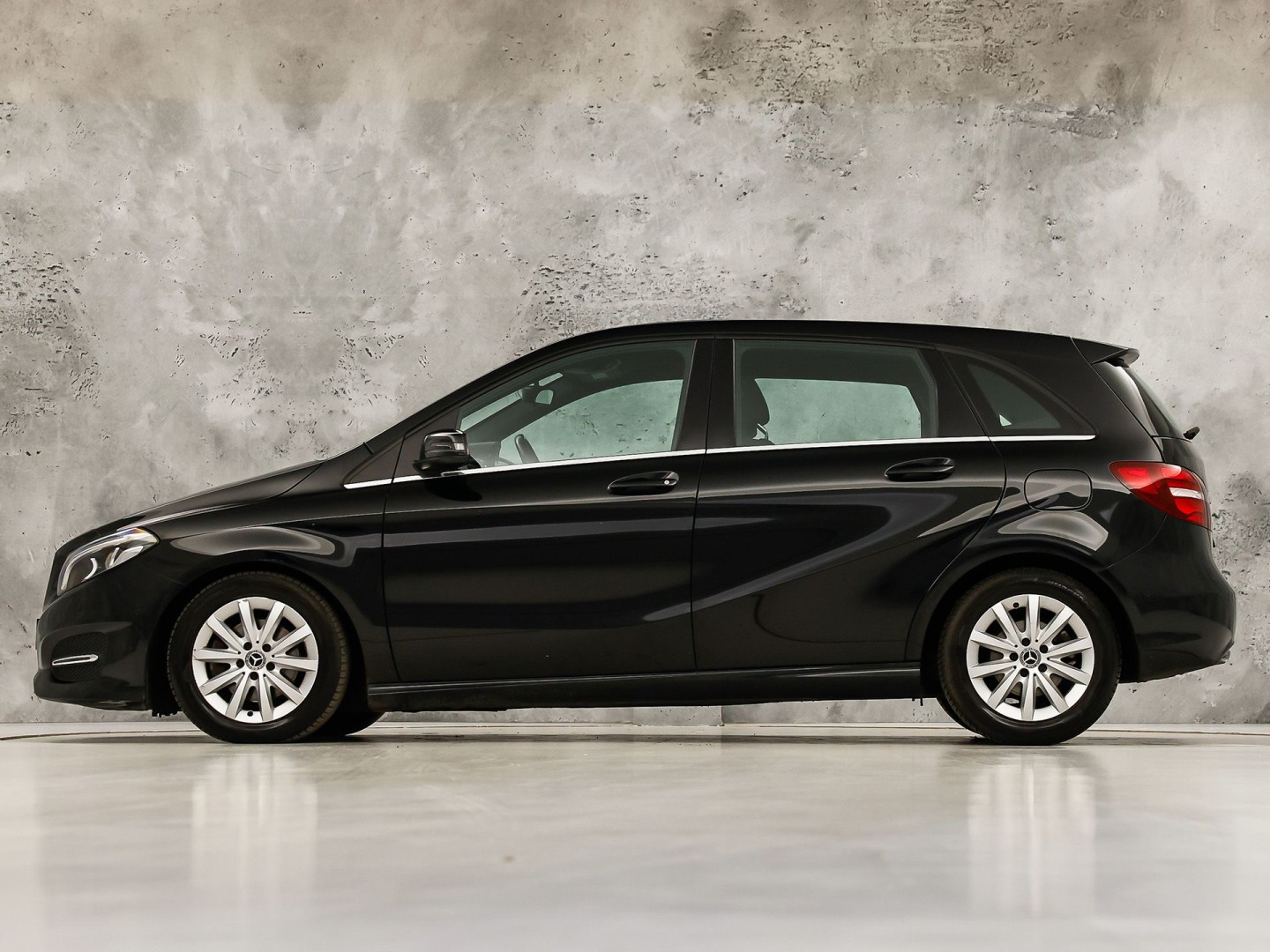 Mercedes-Benz B-klasse 180 Sport Automaat (GROOT NAVI, CAMERA, STOELVERWARMING, ZWART HEMEL, SPORTSTOELEN, CRUISE, KEYLESS START, NIEUWSTAAT)