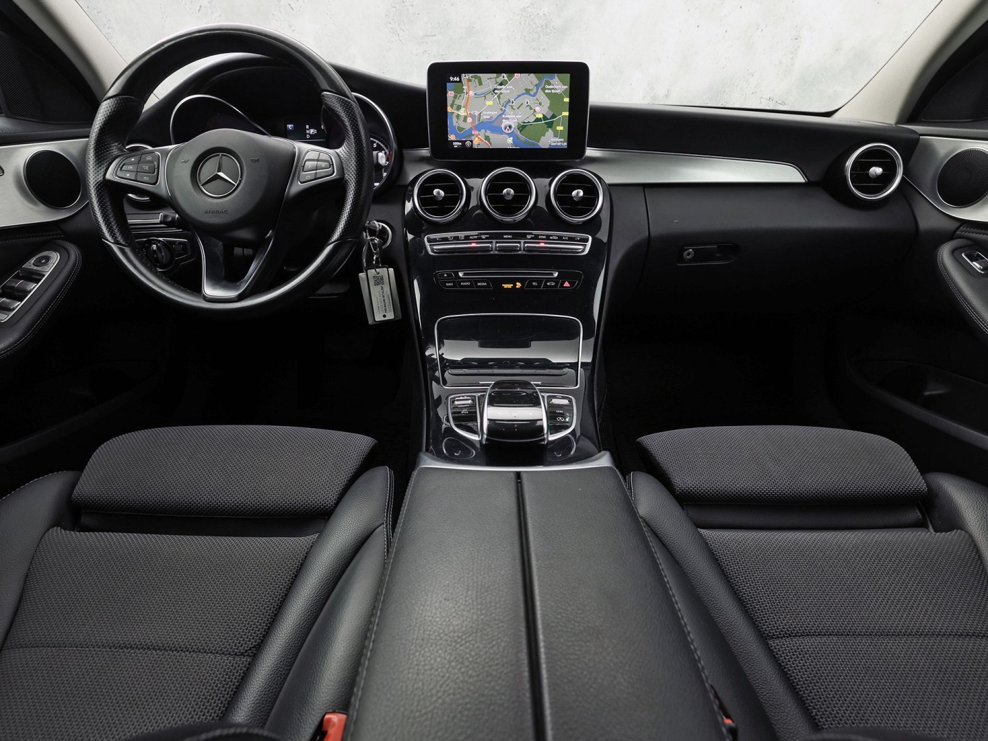 Mercedes-Benz C-Klasse 180 AMG Sport Automaat (GROOT NAVI, LEDER, STOELVERWARMING, GETINT GLAS, SPORTSTOELEN, CRUISE, NIEUWE APK, NIEUWSTAAT)