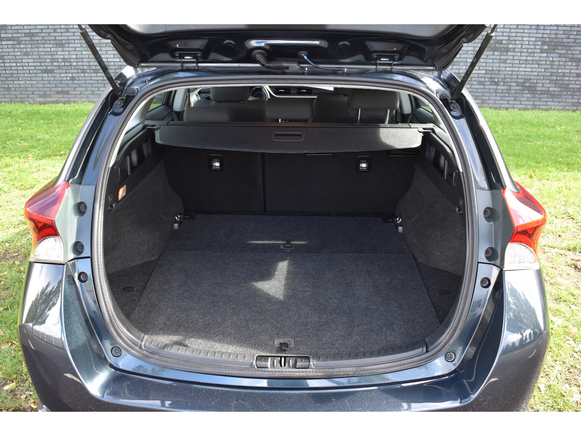 Toyota Auris Touring Sports 1.2T Aspiration Limited Navi Trekhaak Parkeer camerafoto’s volgen