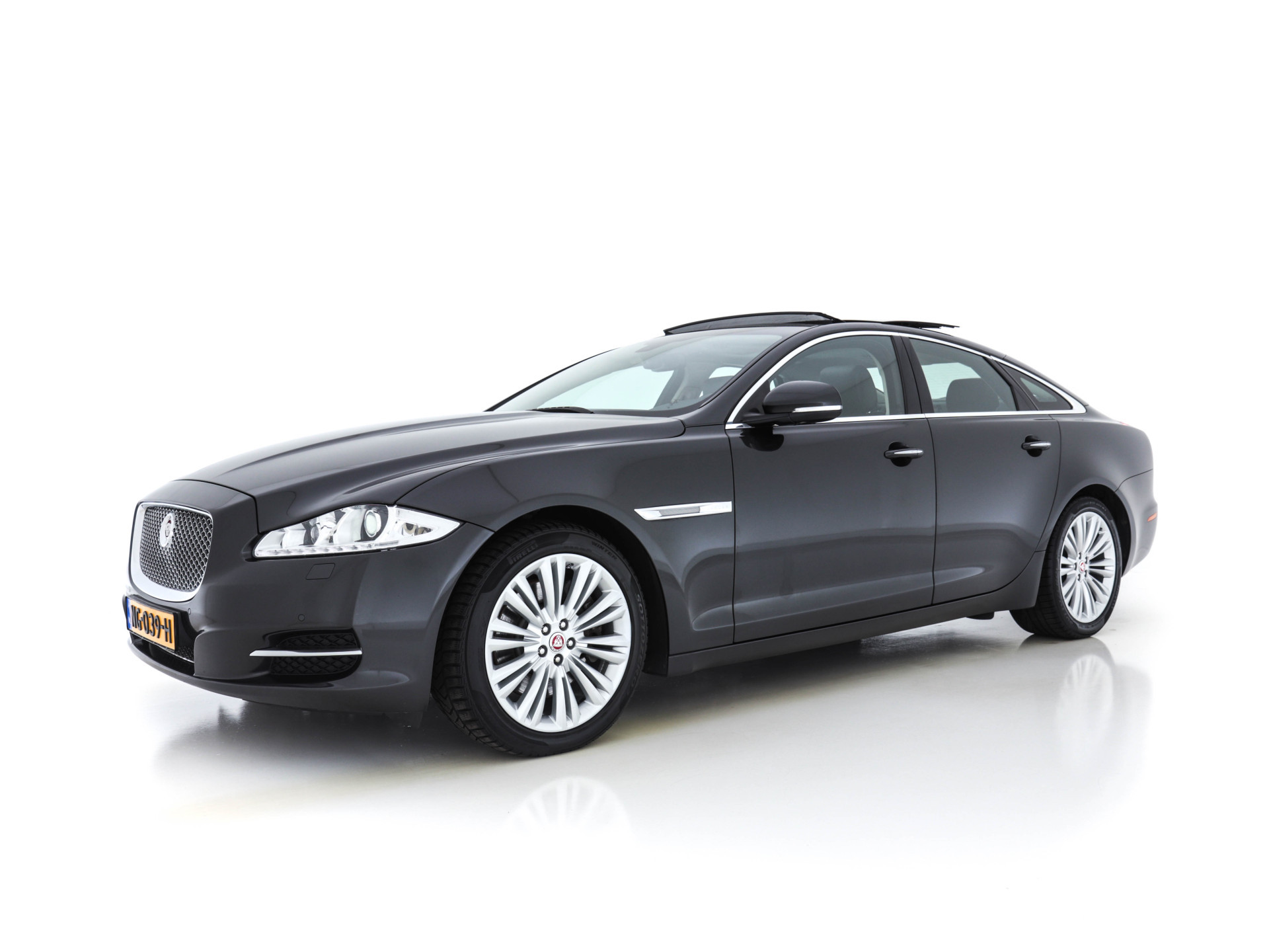 Jaguar XJ 3.0 V6D Portfolio Long (INCL-BTW) Aut. *PANO | LEATHER  | BI-XENON | MERIDIAN-AUDIO | MEMORY-PACK | KEYLESS | CAMERA | ECC | HEATED-COMFORTSEATS | PDC | NAVI-FULLMAP | SHIFT-PADDLES | CRUISE | 19"ALU*