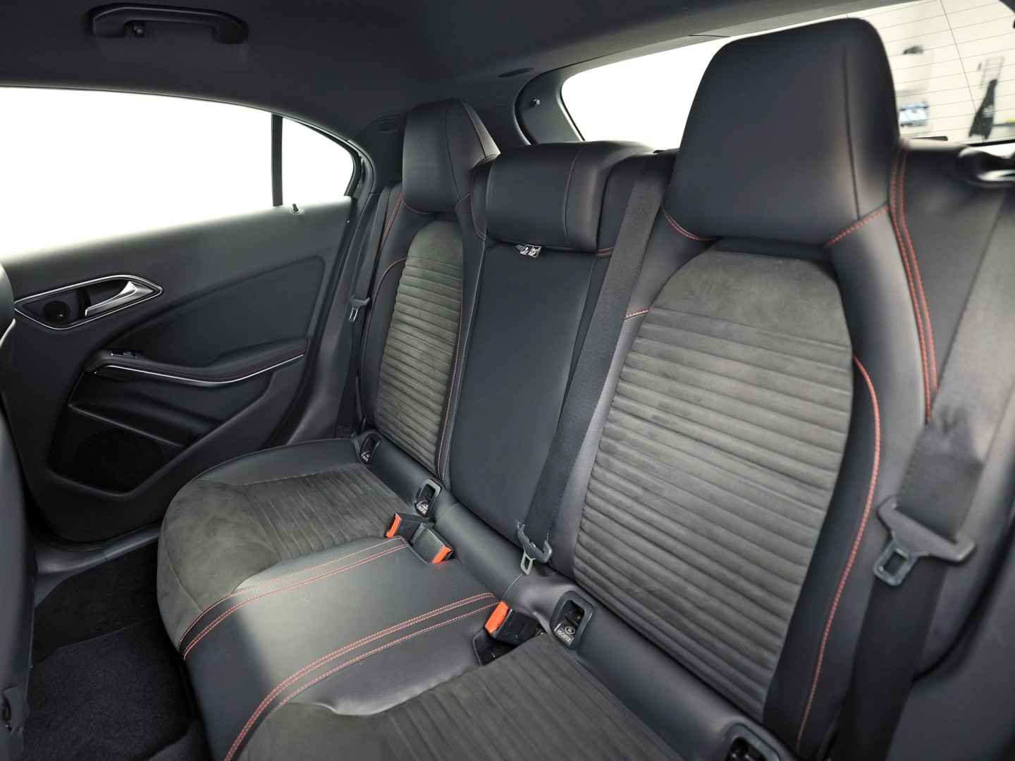 Mercedes-Benz A-Klasse 180 AMG Prestige Sport (NAVIGATIE, SPORTSTOELEN, MEMORY SEAT, STOELVERWARMING, LM VELGEN, GETINT GLAS, NIEUWE APK)