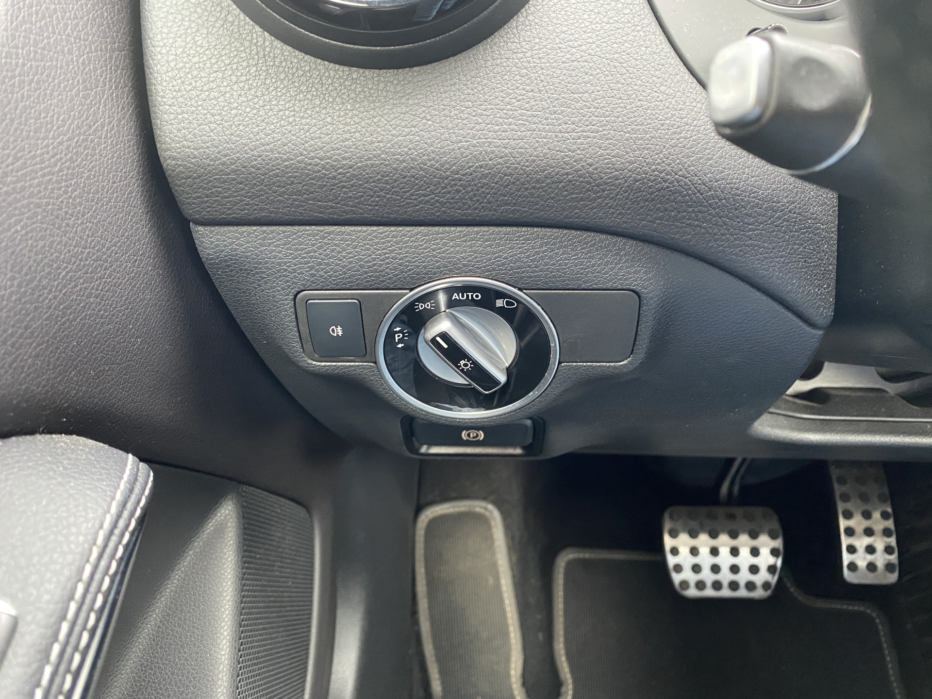 Mercedes-Benz A-klasse 180 Business Solution AMG Edition AUT. | leder/alcantara | 18 inch AMG velgen | navigatie | sportstoelen | sfeerverl.