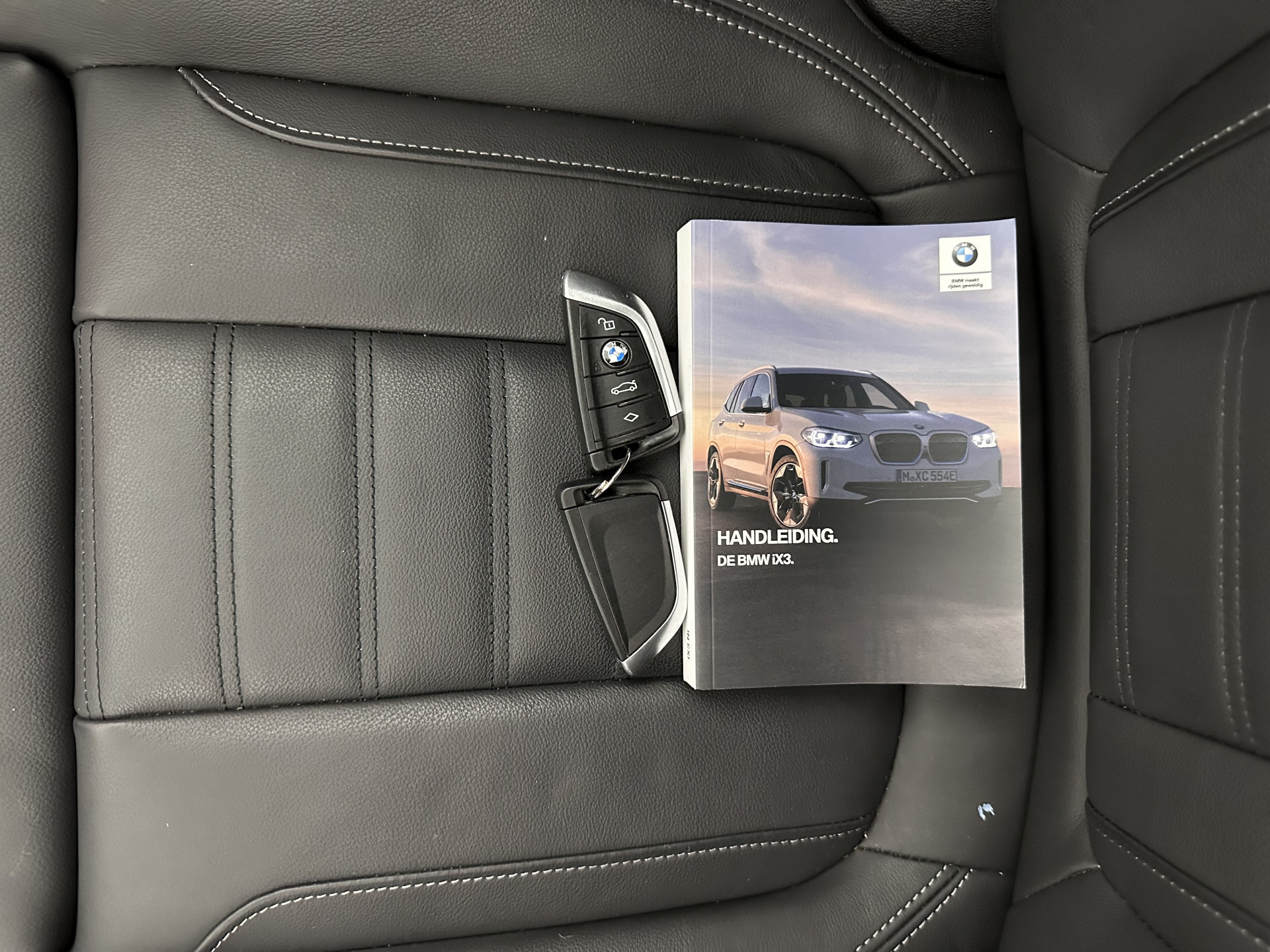 BMW iX3 High Executive 80 kWh [ 3-Fase-11kW ] {SOH-98%} (INCL-BTW) Aut. *PANO | LEATHER | HARMAN/KARDON | FULL-LED | BLINDSPOT | MEMORY-PACK | DIGI-COCKPIT | HEATED-SPORTSEATS | KEYLESS | TOPVIEW | DAB+ | NAVI-FULLMAP | HEAD-UP | PRIVACY-GLASS | .