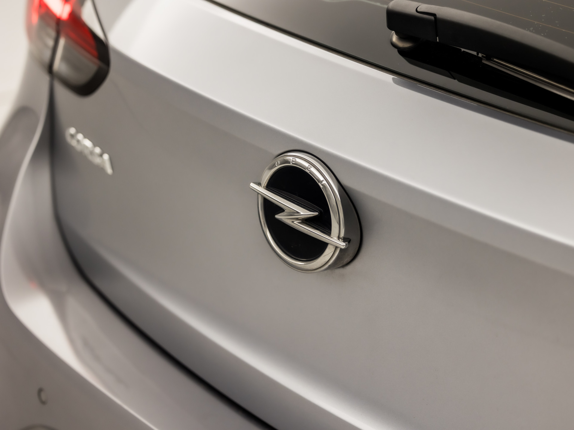 Opel Corsa 1.2 GS Line (VIRTUAL COCKPIT, APPLE CARPLAY, GROOT NAVI, 360 CAMERA, GETINT GLAS, SPORTSTOELEN, CRUISE, LANE ASSIST, NIEUWSTAAT)