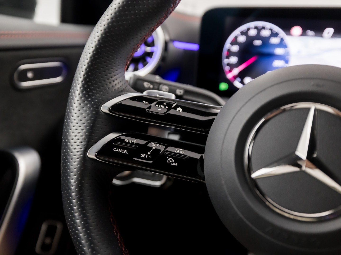 Mercedes-Benz CLA-Klasse 180 AMG Sport Automaat (GROOT NAVI, LOGISCH NAP, CAMERA, LEDER, SPORTSTOELEN, GETINT GLAS, STOELVERWARMING, ELEK ACHTERKLEP, NIEUWSTAAT)