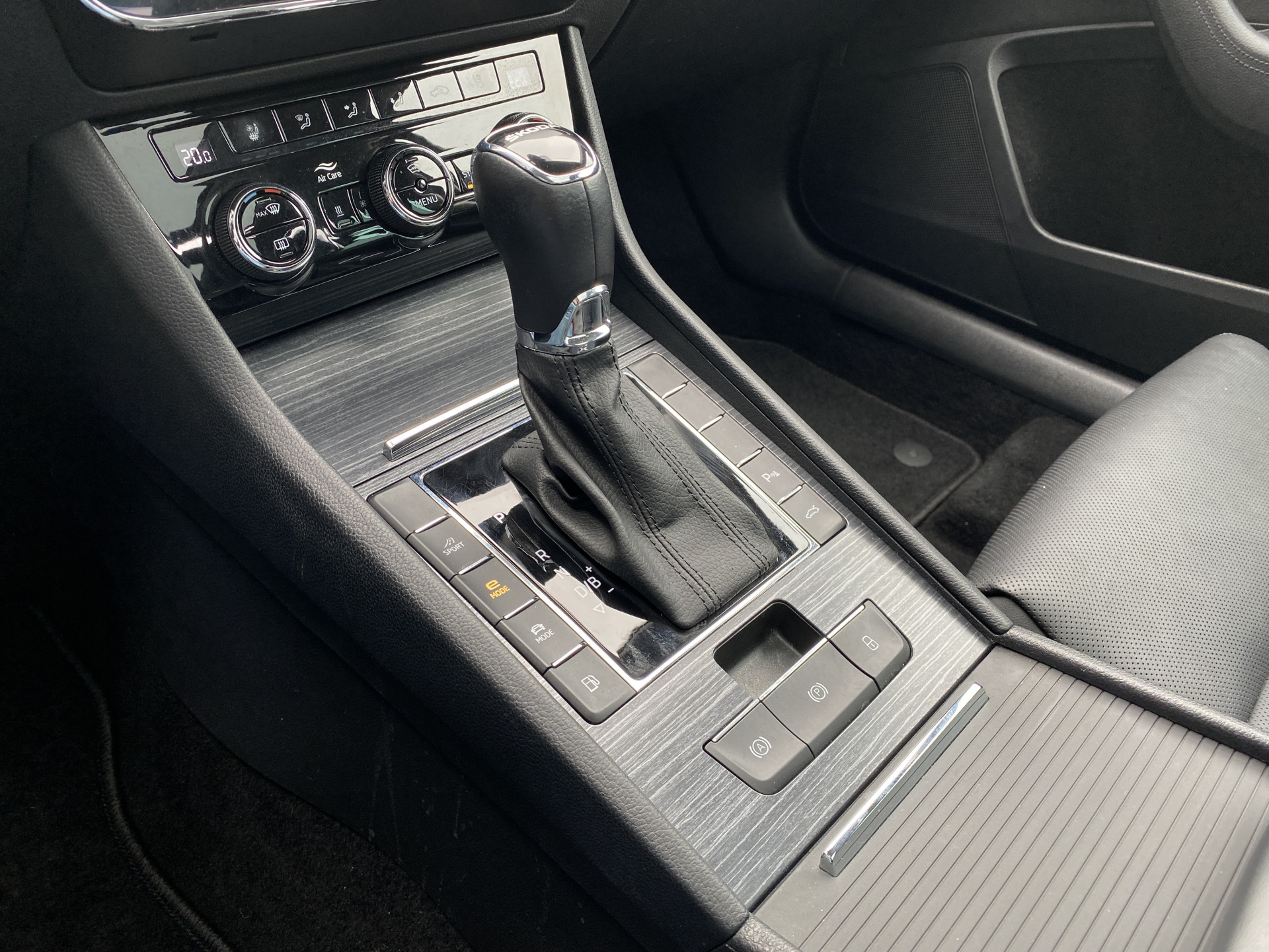 ŠKODA Superb Combi 1.4 TSI iV 218 pk Business Edition Plus AUT. | 1e eigenaar | navigatie | panoramadak | trekhaak | leder interieur