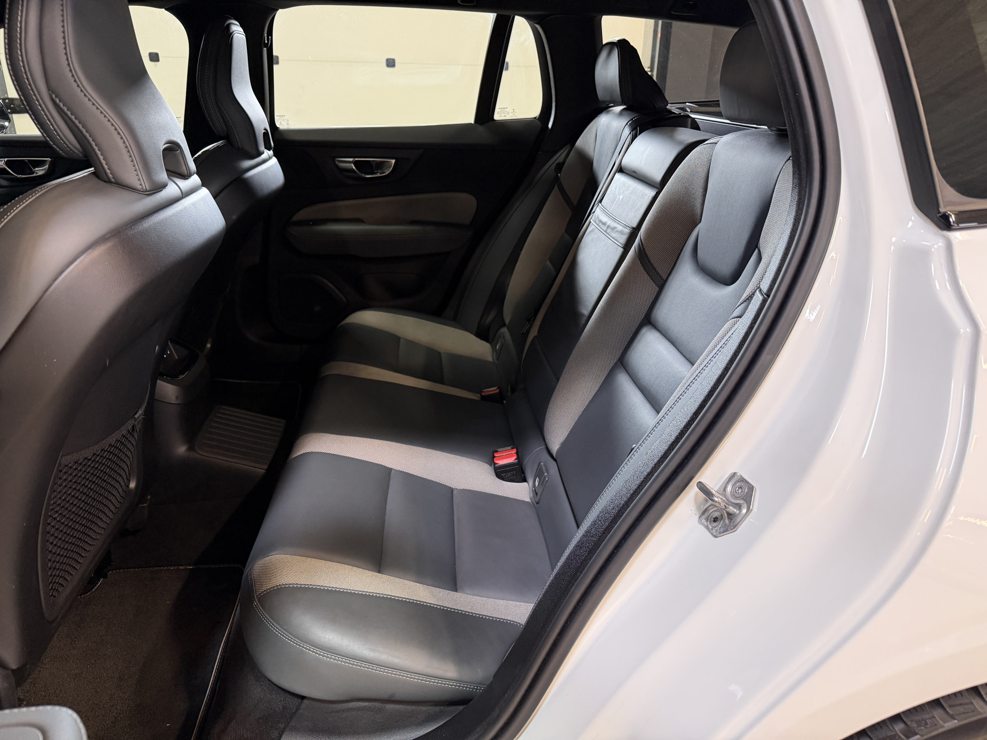 Volvo V60 2.0 T8 Recharge AWD R-Design | Elektr. trekhaak | Camera | Stoel/stuurverwarming | Carplay | Adaptive cruise