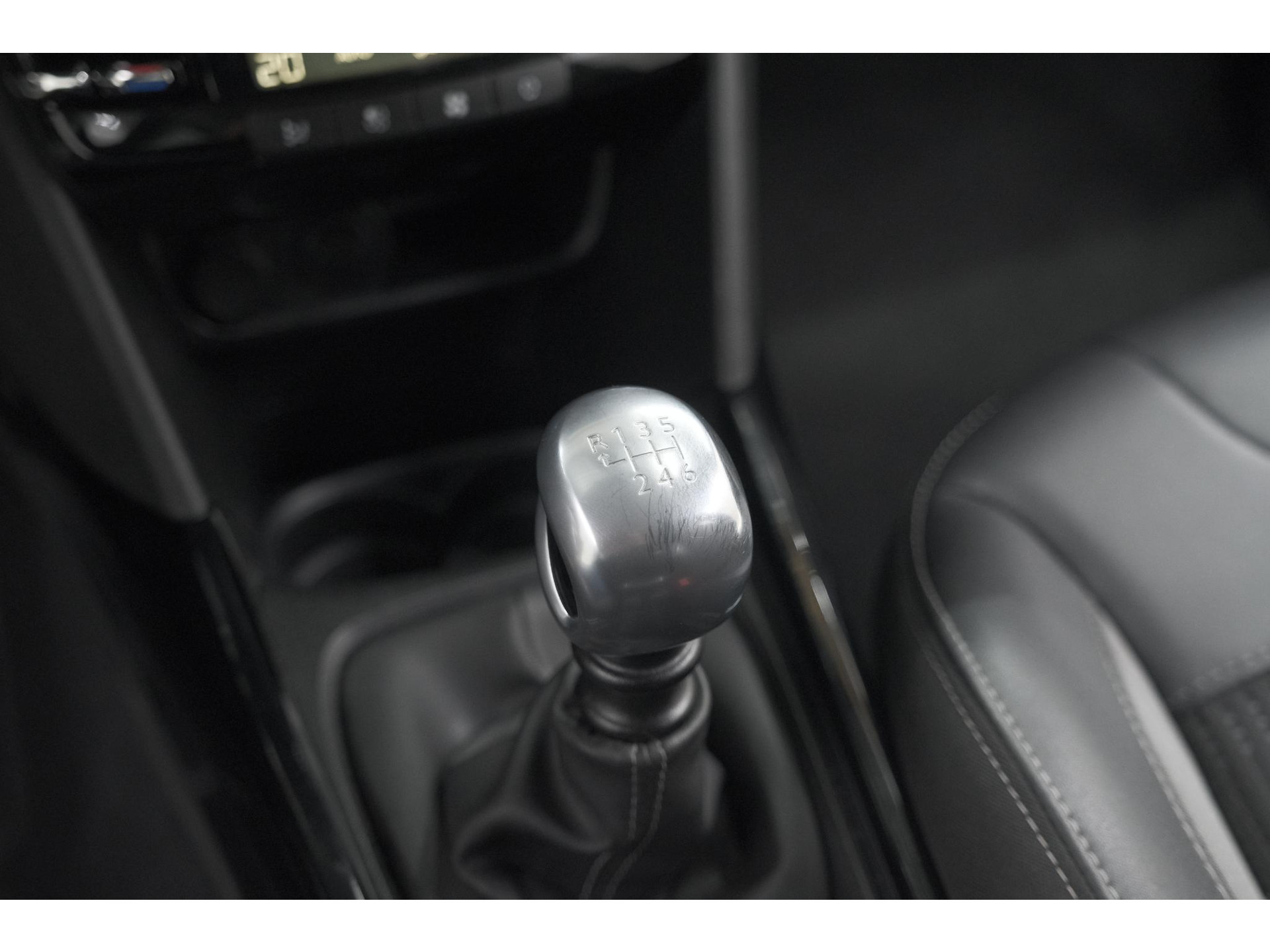 Peugeot 2008 PureTech 130 Allure | Camera | Apple Carplay | Parkeersensoren | Navigatie