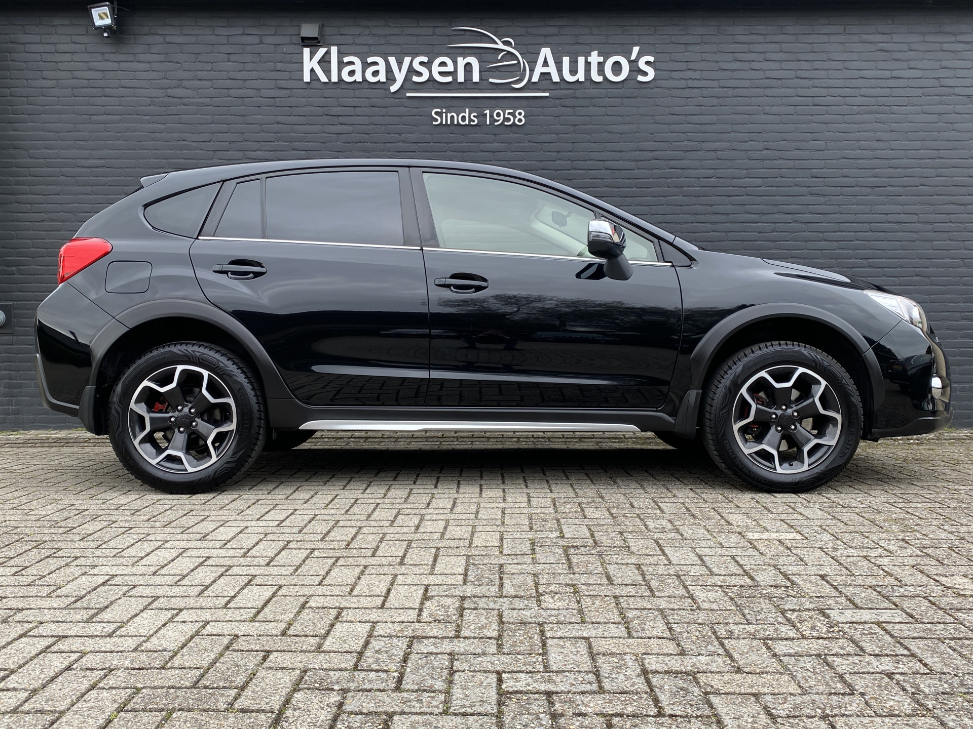 Subaru XV 2.0i Luxury AWD 150 pk AUT. | dealer onderhouden | navigatie | trekhaak | leder interieur | camera | all season banden