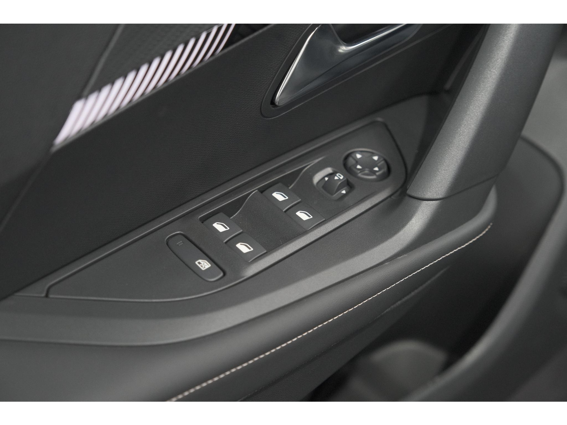Peugeot e-2008 EV Allure 54 kWh | 360 Camera | Adaptieve Cruise Control | Warmtepomp