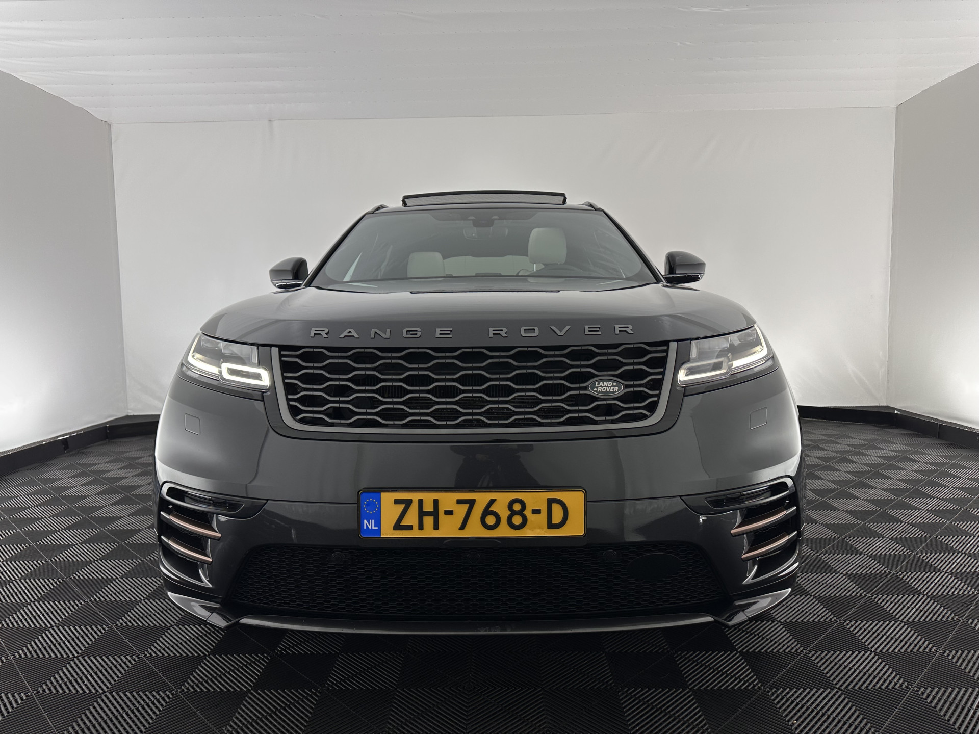 Land Rover Range Rover Velar 2.0 I4 AWD R-Dynamic HSE Aut. *PANO | LEATHER | FULL-LED | MEMORY-PACK | BLINDSPOT | MERIDIAN-SURROUND | DIGI-COCKPIT | CAMERA | KEYLESS | HEATED-COMFORTSEATS | PRIVACYGLASS | SHIFTPADDLES | HEAD-UP | 21"ALU*