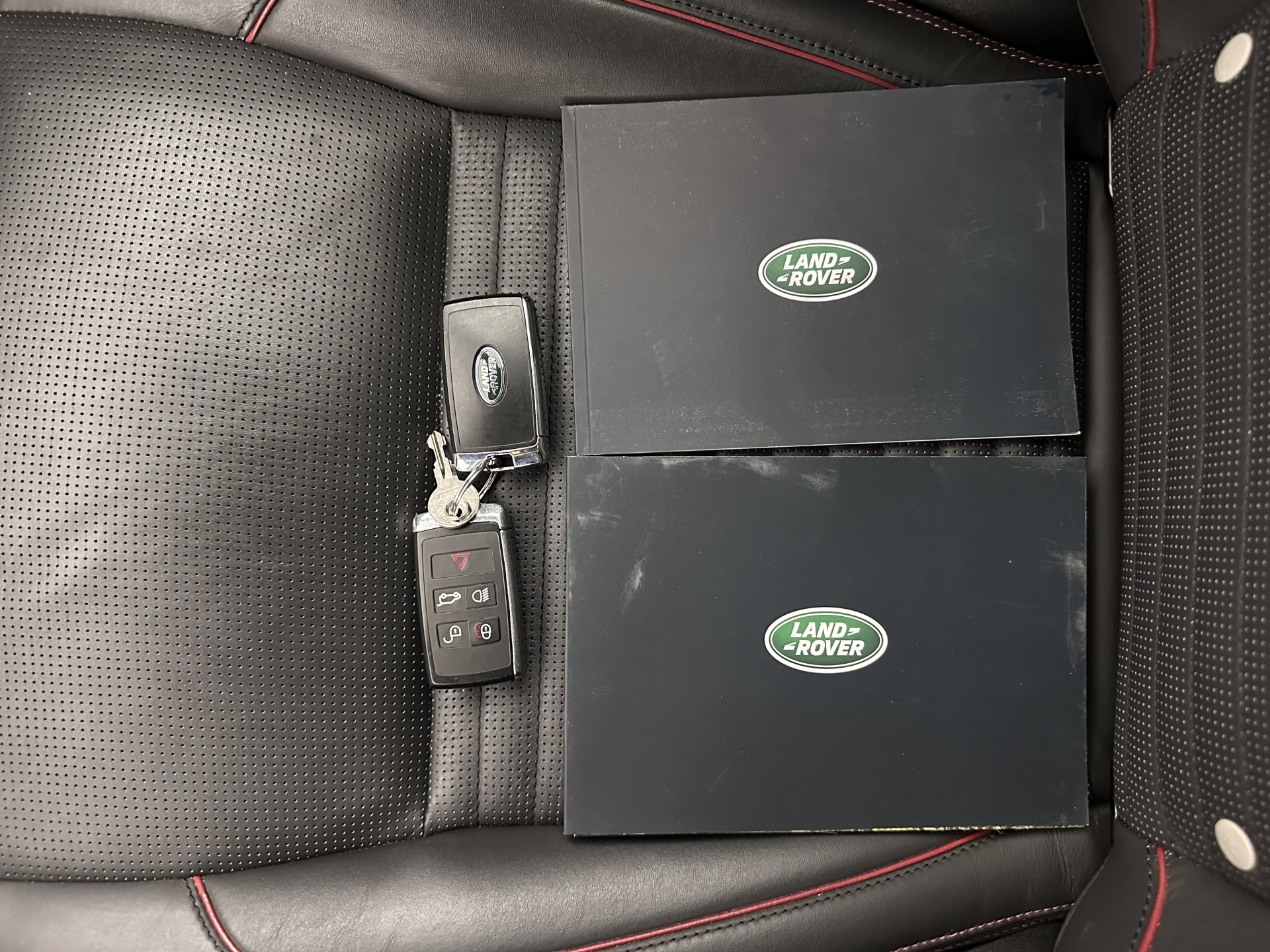 Land Rover Discovery Sport P300e 1.5 R-Dynamic HSE Black Exterior Pack AWD (Plug-in) (INCL-BTW) *LEATHER | FULL-LED | DIGI-COCKPIT | MERIDIAN-AUDIO | BLINDSPOT | KEYLESS | SHIFTPADDLES | PRIVACYGLASS | NAVI-FULLMAP | ECC | MEMORY-PACK | PDC | CRUISE | 20'