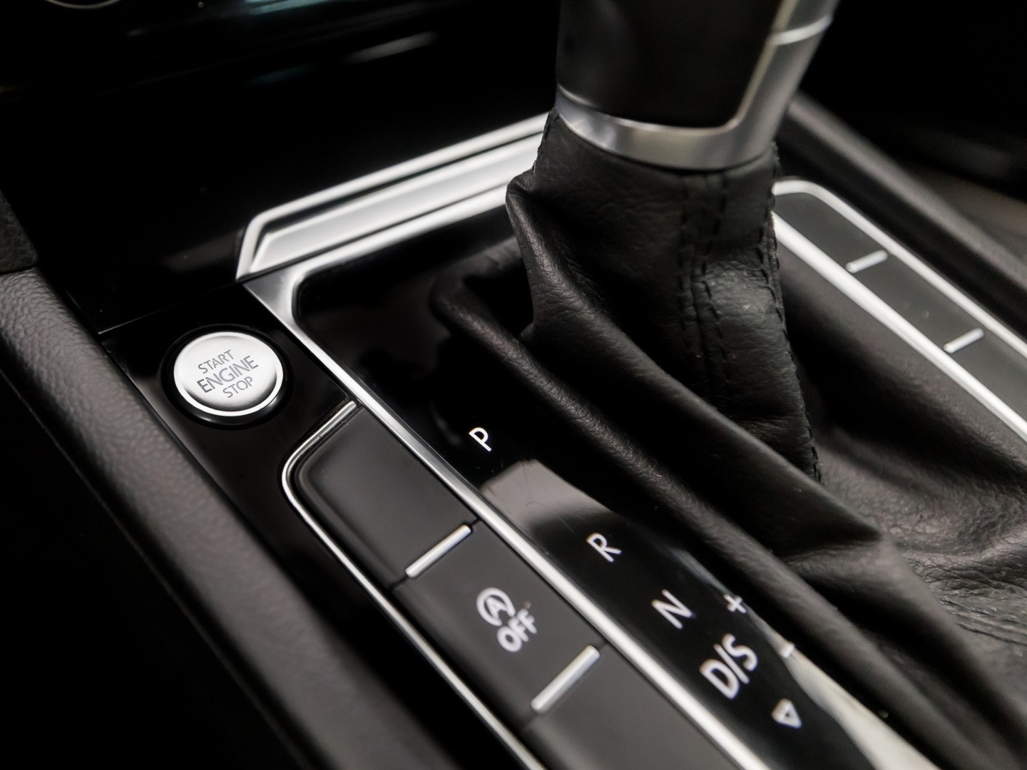 Volkswagen Passat Variant 1.5 TSI Highline Sportline 150Pk Automaat (VIRTUAL COCKPIT, APPLE CARPLAY, GROOT NAVI, CAMERA, LEDER/ALCANTARA, GETINT GLAS, KEYLESS, NIEUWSTAAT)