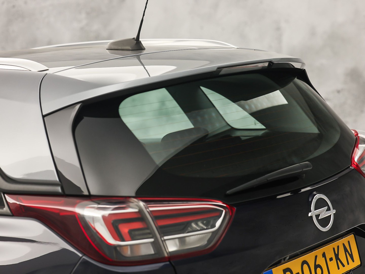 Opel Crossland X 1.2 Turbo Innovation Sport Automaat (PANORAMADAK, APPLE CARPLAY, GROOT NAVI, 360 CAMERA, STUUR/STOELVERWARMING, SPORTSTOELEN, TREKHAAK, LM VELGEN, NIEUWSTAAT)