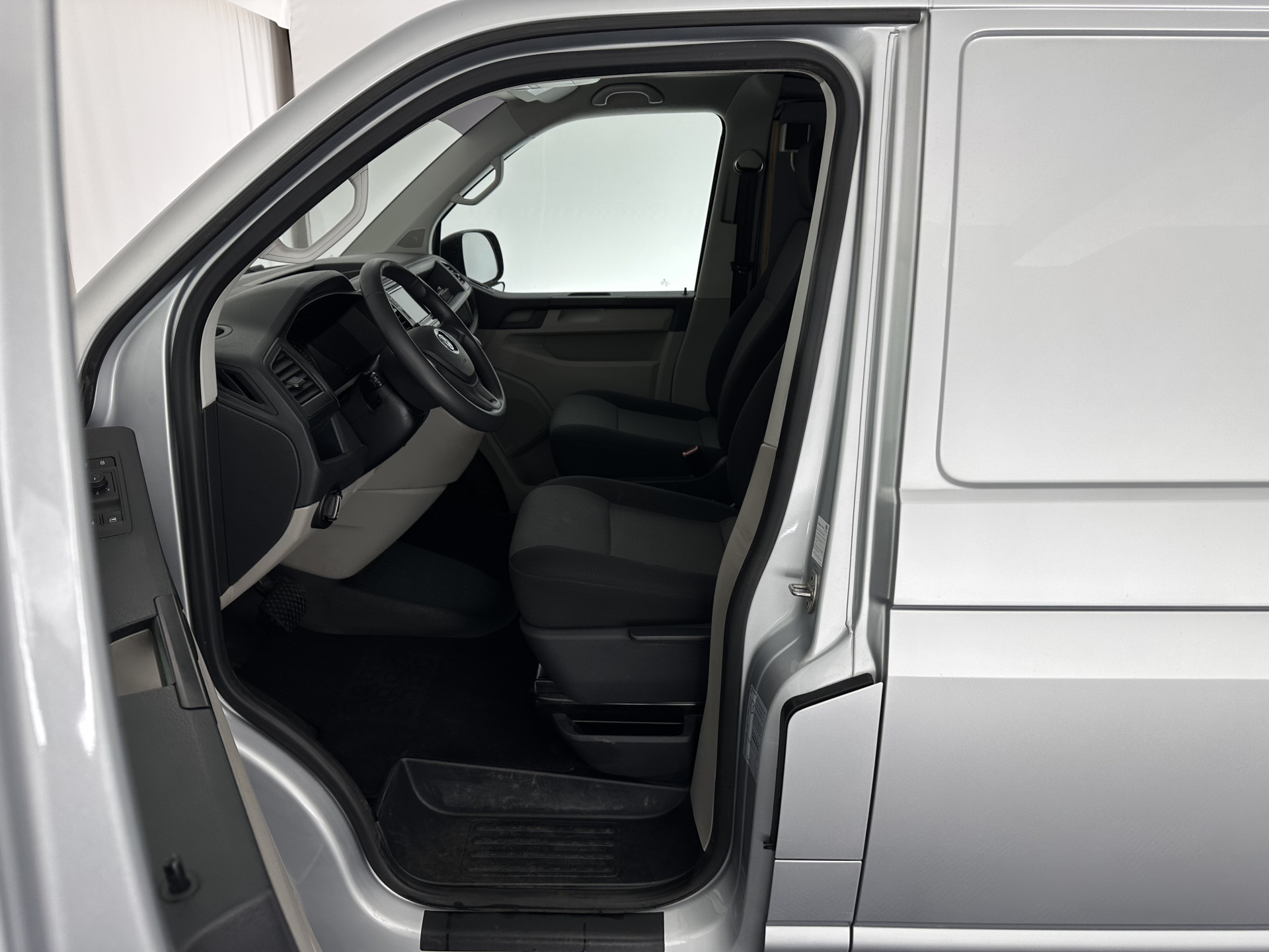 Volkswagen Transporter 2.0 TDI L1H2 Comfortline *NAVI-FULLMAP | AIRCO | CRUISE | CAMERA | INVENTER | DAB | PARKINGHEATER | COMFORTSEATS | PDC | TOWBAR*