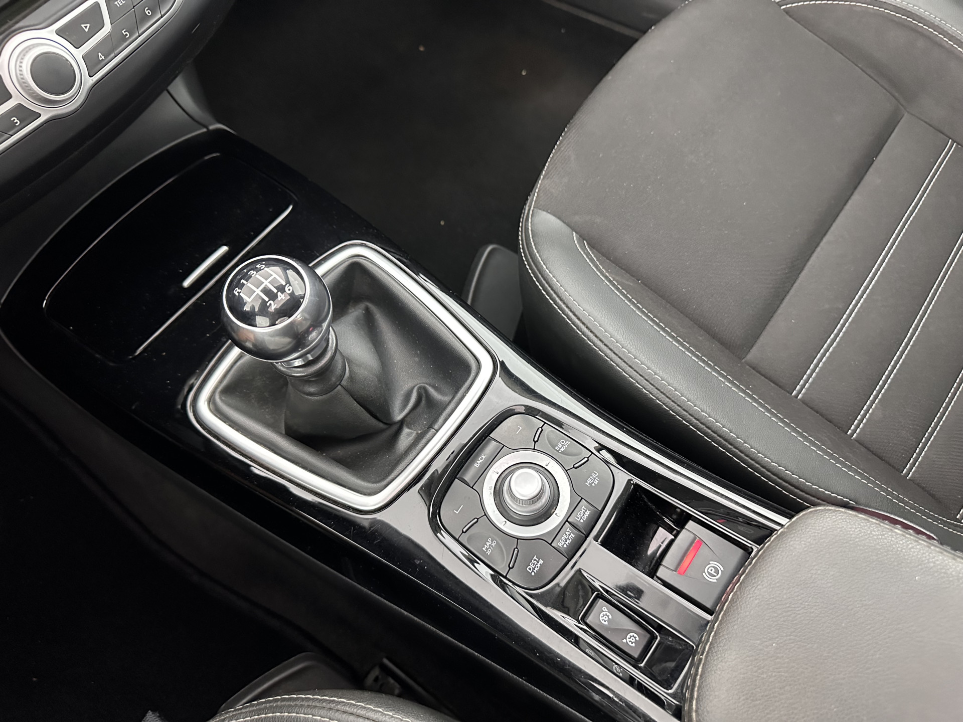 Renault Laguna 2.0 dCi S/S (INCL-BTW) *PANO | LEATHER-MICROFIBRE | BI-XENON | KEYLESS | NAVI-FULLMAP | COMFORT-SEATS | ECC | PDC | CRUISE | TOWBAR | 18''ALU*