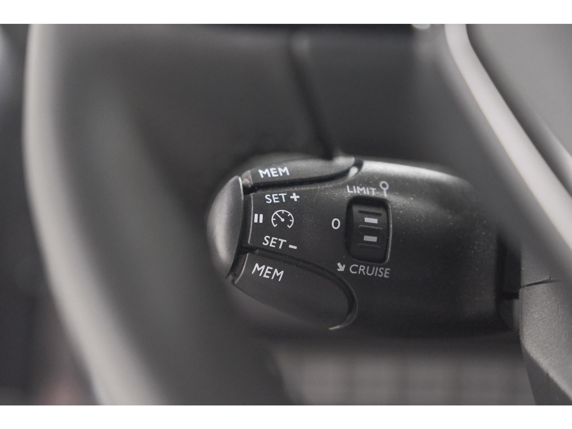 Peugeot 2008 PureTech 100 Allure | Apple Carplay | Parkeersensoren | Climate control