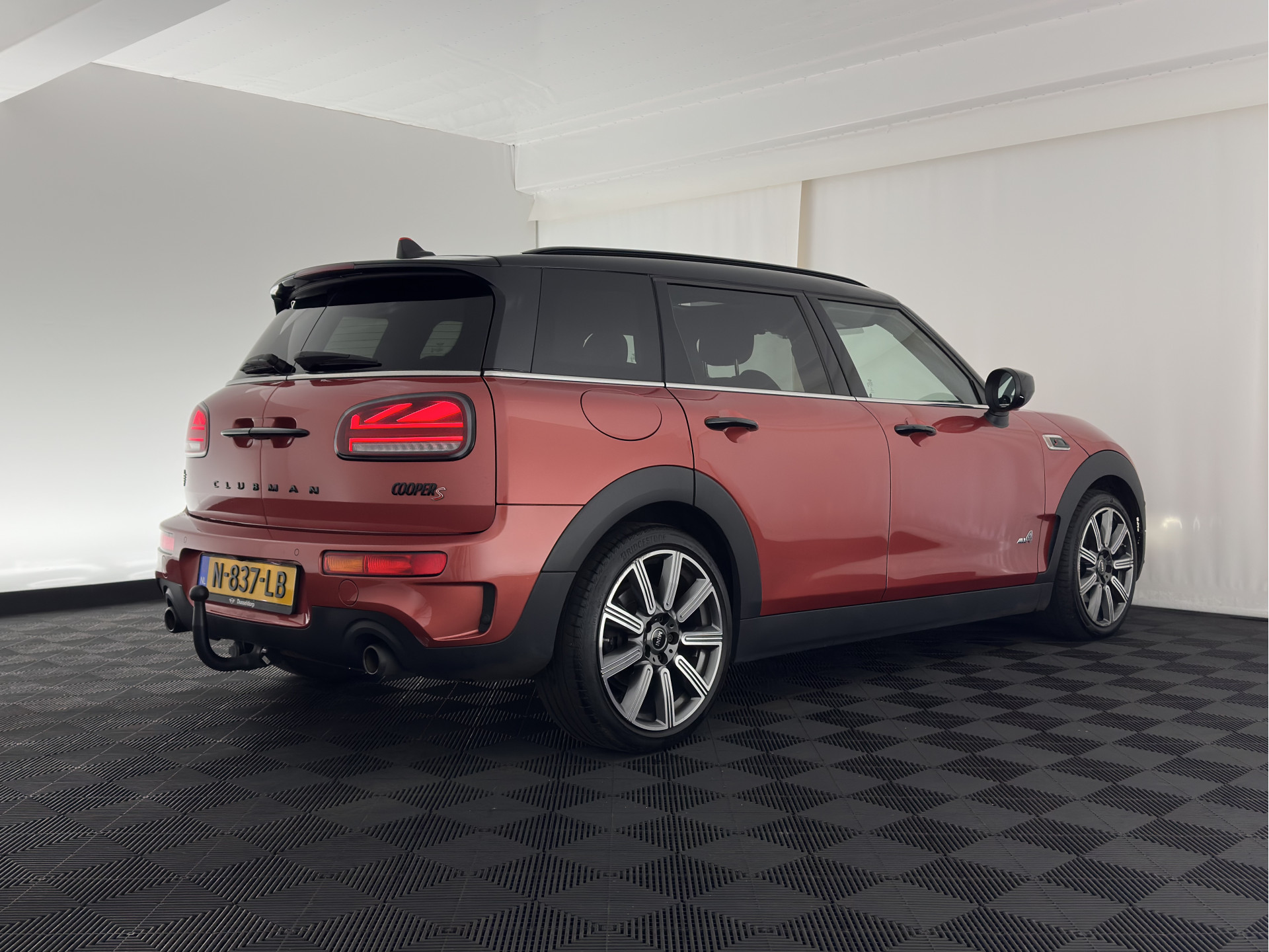 MINI Mini Clubman 2.0 Cooper S ALL4  Premier Plus JCW (INCL-BTW) Aut * PANO | LEATHER | FULL-LED | HEATED-SPORTSEATS | DIGI-COCKPIT | AMBIENT-LIGHT | PRIVACY-GLASS | HEAD-UP | PDC | CAMERA | DAB  | KEYLESS | TOWBAR | 18"ALU*