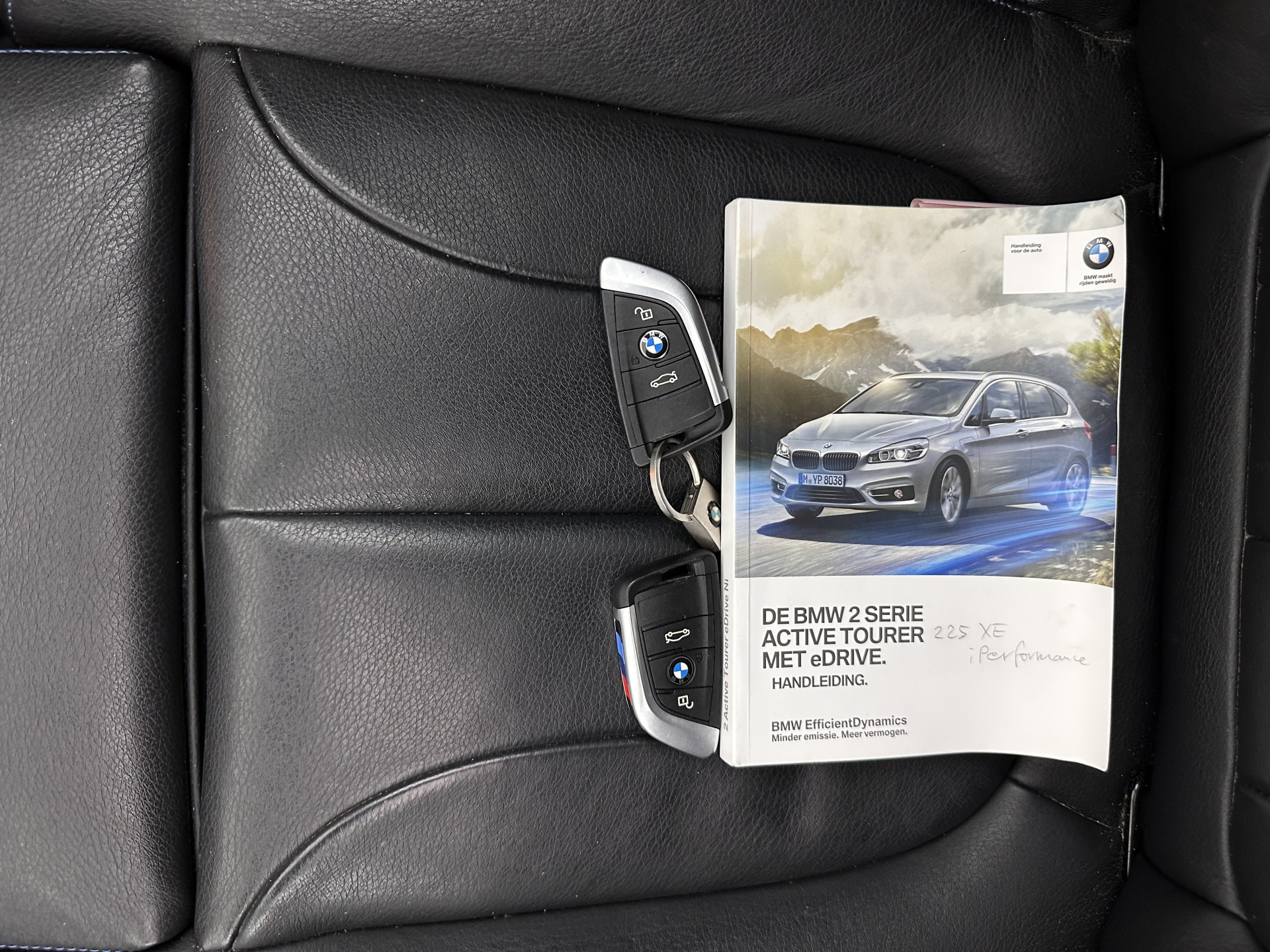 BMW 2-serie Active Tourer 225xe M-Sportpack iPerformance Centennial High Executiv (INCL-BTW) Aut. *PANO | HEAD-UP | LEATHER | FULL-LED | CAMERA | NAVI-FULLMAP | HEATED-SPORTSEATS | KEYLESS | ECC | PDC | CRUISE | 17''ALU*