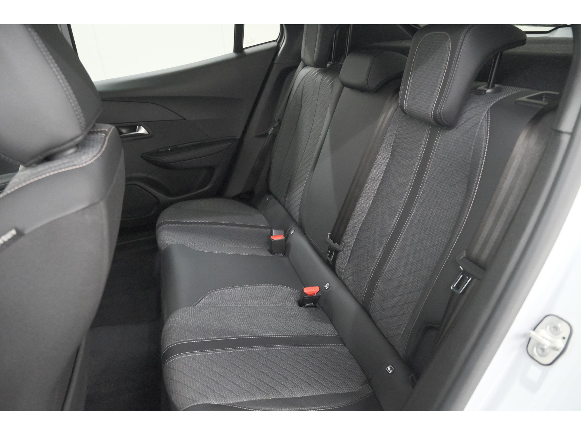 Peugeot 2008 1.2 Hybrid 145 Allure | Apple Carplay | Climate Control | Parkeersensoren Voor + Achter
