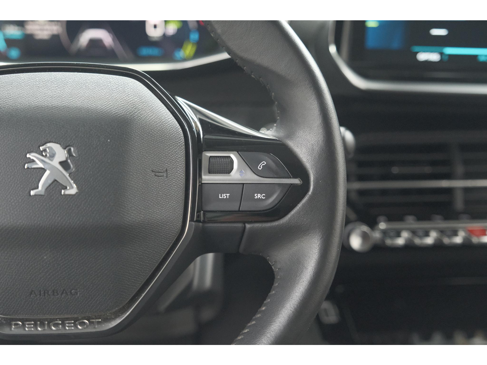 Peugeot e-2008 EV Allure Pack 50 kWh | 3 Fase Laadfunctie | Camera | Navigatie | Parkeersensoren | Apple Carplay