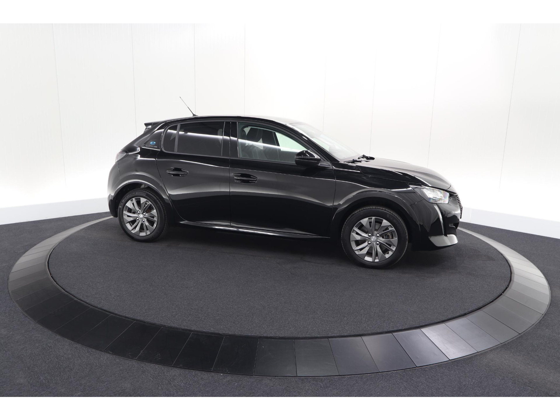 Peugeot e-208 EV Allure 50 kWh | 98,9% SOH | Camera | Navigatie | Parkeersensoren | Stoelverwarming