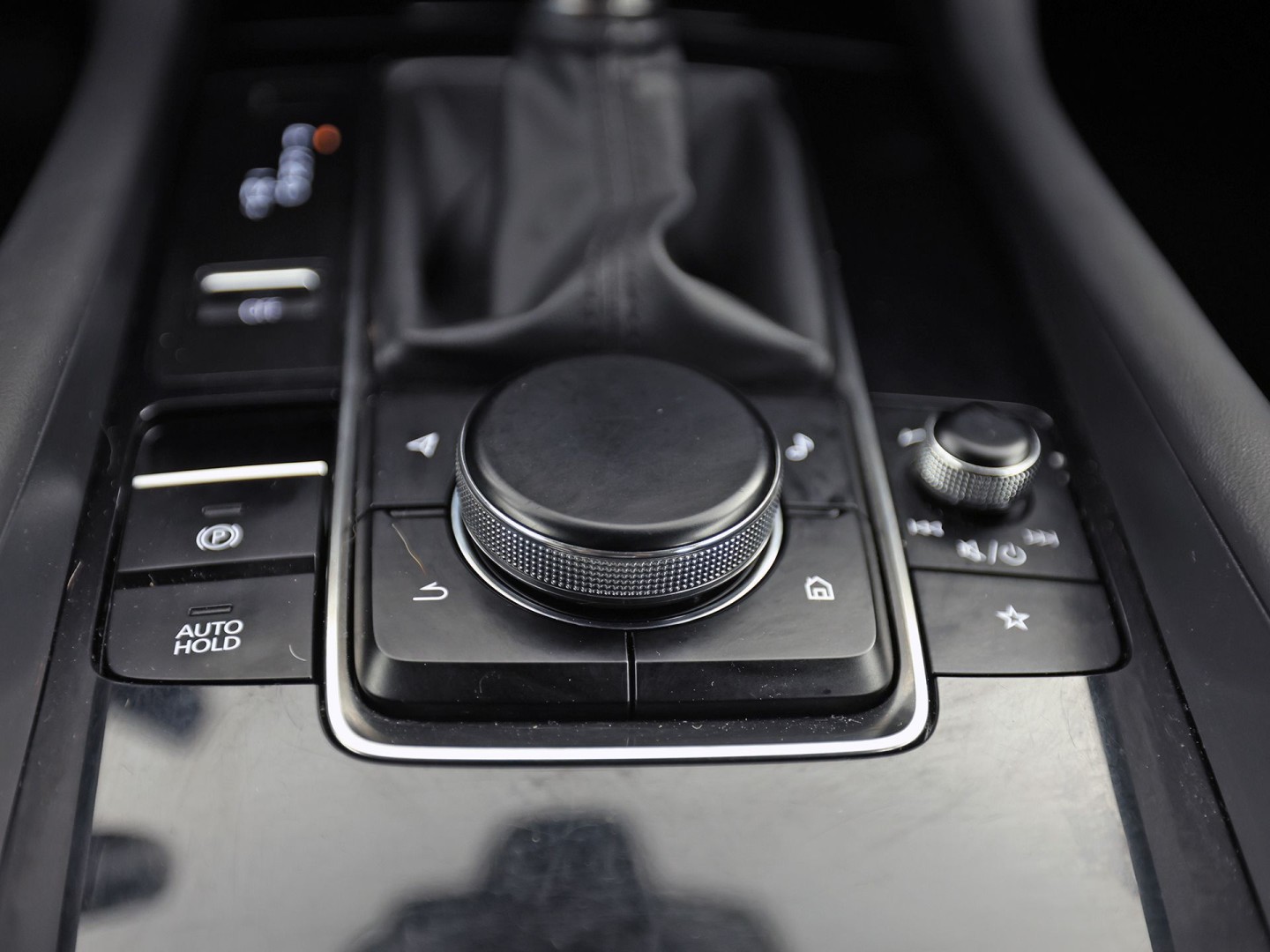 Mazda 3 2.0 e-SkyActiv-G M Hybrid 122 Automaat (GROOT NAVI, CLIMATE, STUUR/STOELVERWARMING, BOSE AUDIO, CAMERA, SPORTSTOELEN, ADAPTIVE CRUISE, HEAD-UP DISPLAY, NIEUWSTAAT)