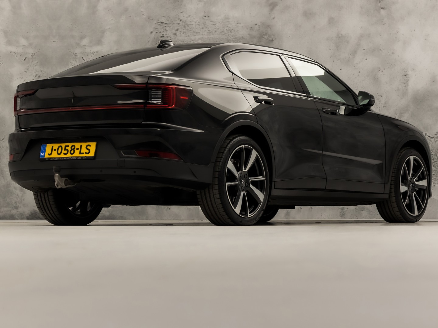 Polestar 2 Long Range Dual Motor Launch Edition 78kWh 408Pk Automaat (PANORAMADAK, HARMAN/KARDON, APPLE CARPLAY, 360 CAMERA, STOELVENTILATIE, MEMORY SEATS, GETINT GLAS, TREKHAAK, ELEK ACHTERKLEP, NIEUWSTAAT)