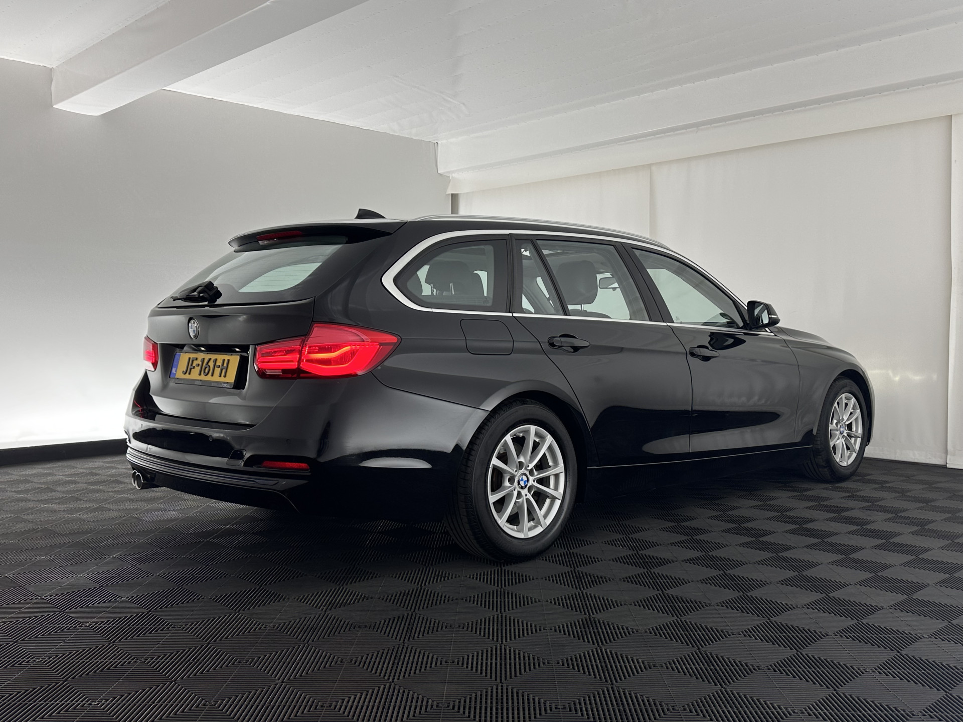 BMW 3-serie Touring 320d EDE Corporate Lease Essential Aut. *PANO | FULL-LEATHER | FULL-LED | NAVI-FULLMAP | HEATED-COMFORTSEATS | HIFI-SOUND | ECC | PDC | CRUISE | 16''ALU*