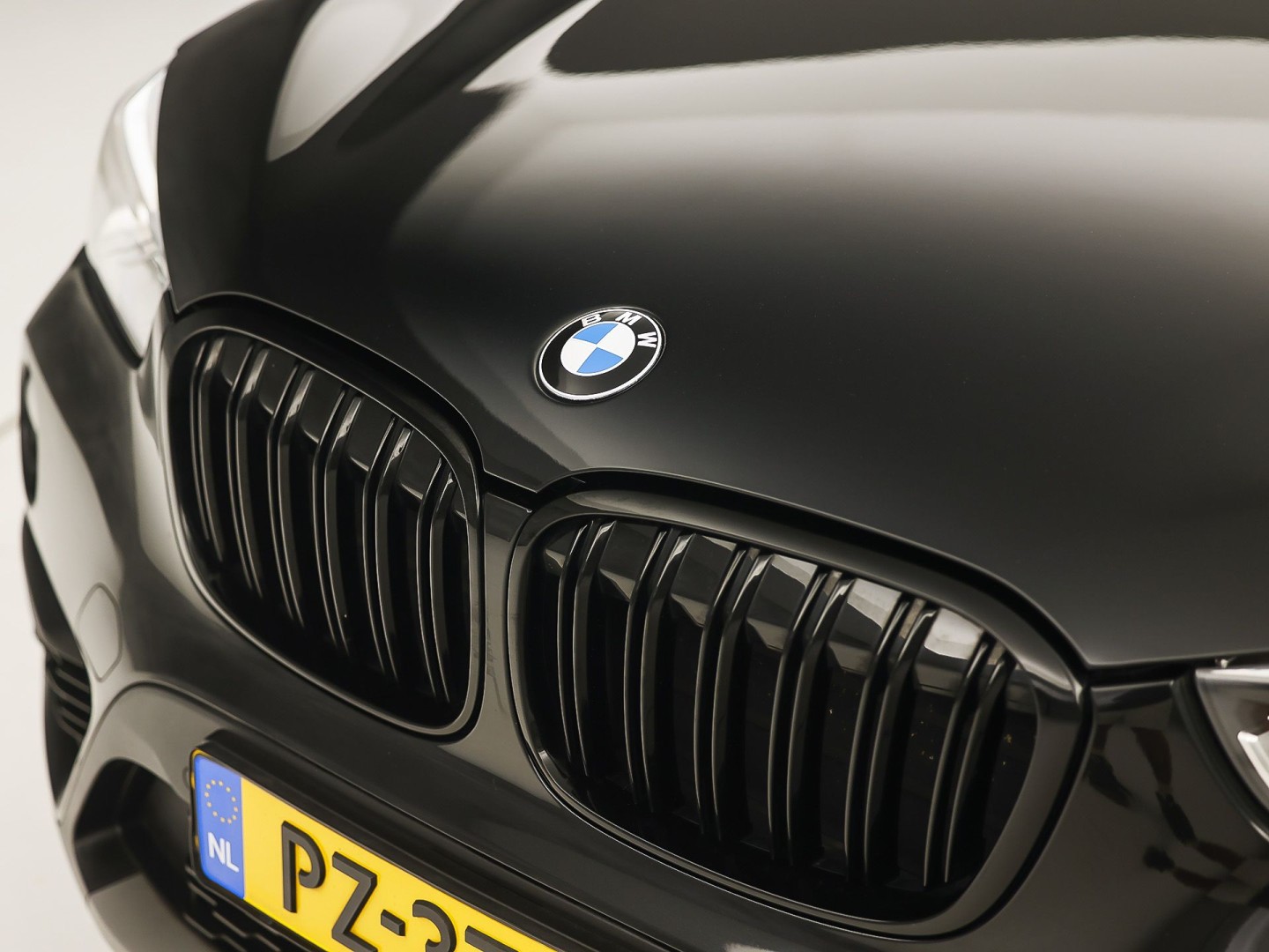 BMW X1 sDrive18i Sport High Executive 140Pk Automaat (PANORAMADAK, GROOT NAVI, MEMORY SEAT, LEDER, CAMERA, SPORTSTOELEN, TREKHAAK, STOELVERWARMING, NIEUWSTAAT)