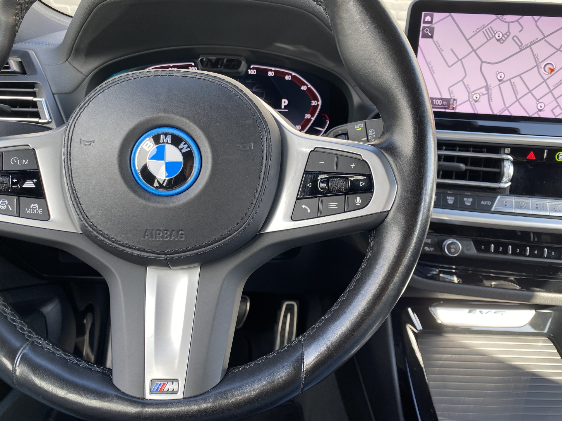 BMW iX3 M Sport High Executive 80 kWh | 1e eigenaar | dealer onderhouden | panoramadak | leder interieur | SOH accu 99.5%