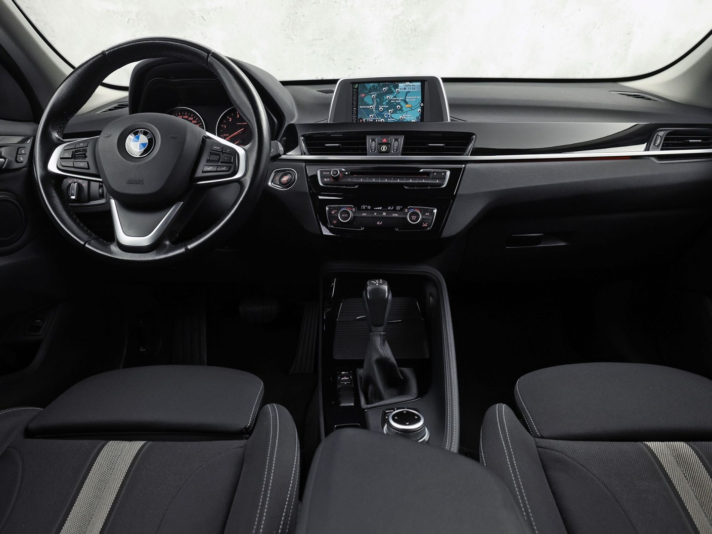 BMW X1 sDrive20i Executive 192Pk Automaat (NAVIGATIE, CLIMATE, TREKHAAK, SPORTSTOELEN, GETINT GLAS, PARKEERSENSOREN, NIEUWSTAAT)