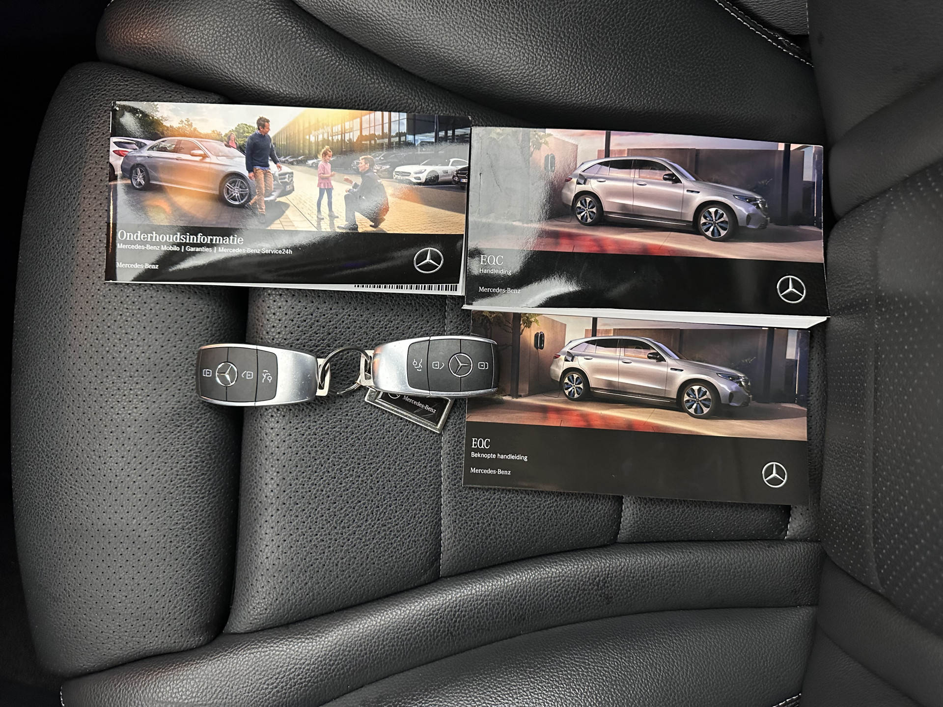 Mercedes-Benz EQC 400 4MATIC Business Solution Luxury 80 kWh {SOH-89%} (INCL.BTW) Aut.*LEATHER | FULL-LED | DISTRONIC | BLINDSPOT | HEATED-COMFORTSEATS | DIGI-WIDESCREEN | DAB+ | KEYLESS | AMBIENTLIGHT | NAVI-FULLMAP | ECC | PRIVACY-GLASS | PDC | 20''ALU*