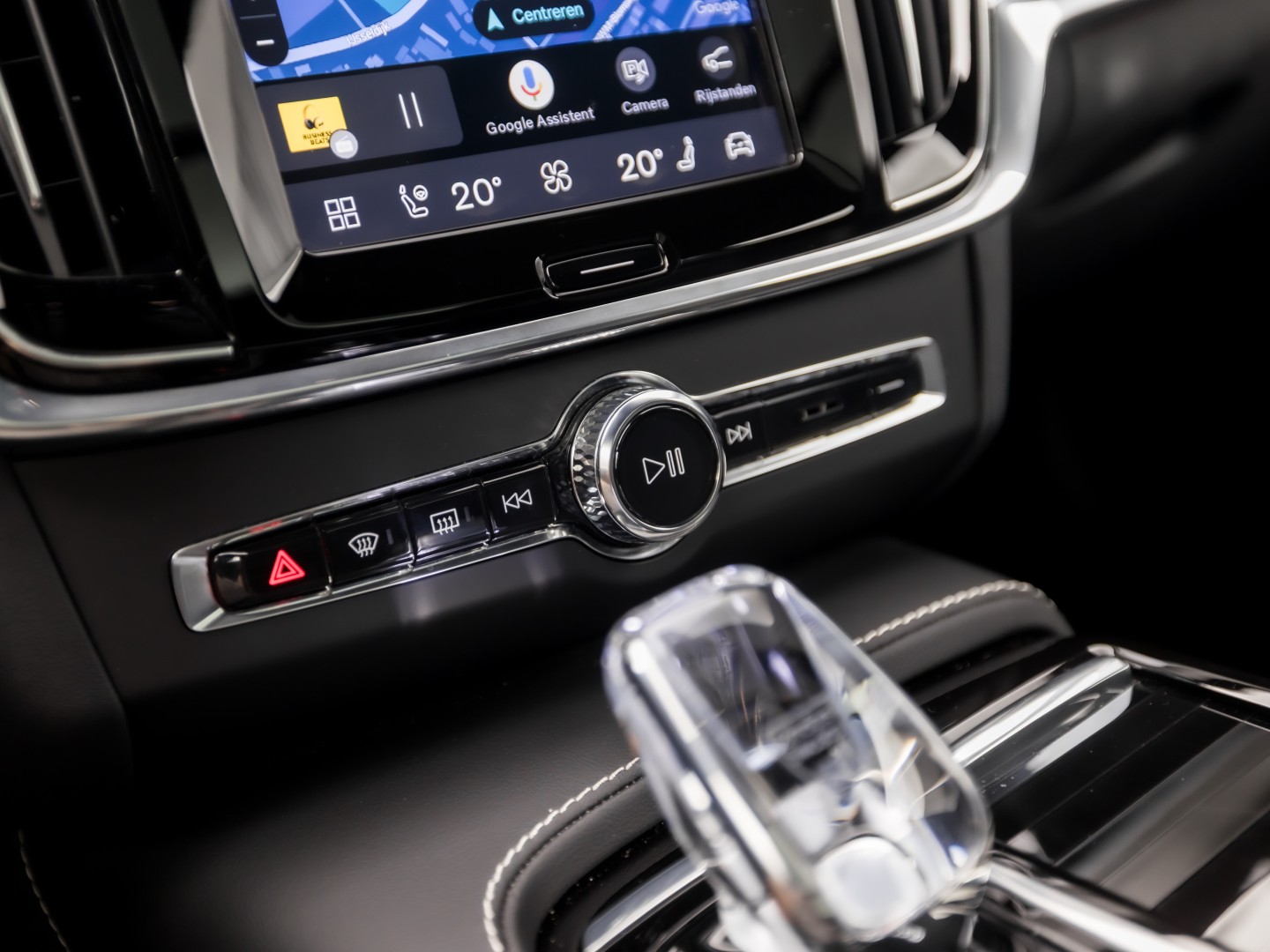 Volvo V90 2.0 T6 Plug-in hybrid AWD Ultimate Dark 350Pk Automaat (PANORAMADAK, HARMAN/KARDON, LUCHTVERING, MEMORY SEATS, 360 CAMERA, HEAD-UP DISPLAY, STUUR/STOELVERWARMING, ZWART HEMEL, NIEUWSTAAT)
