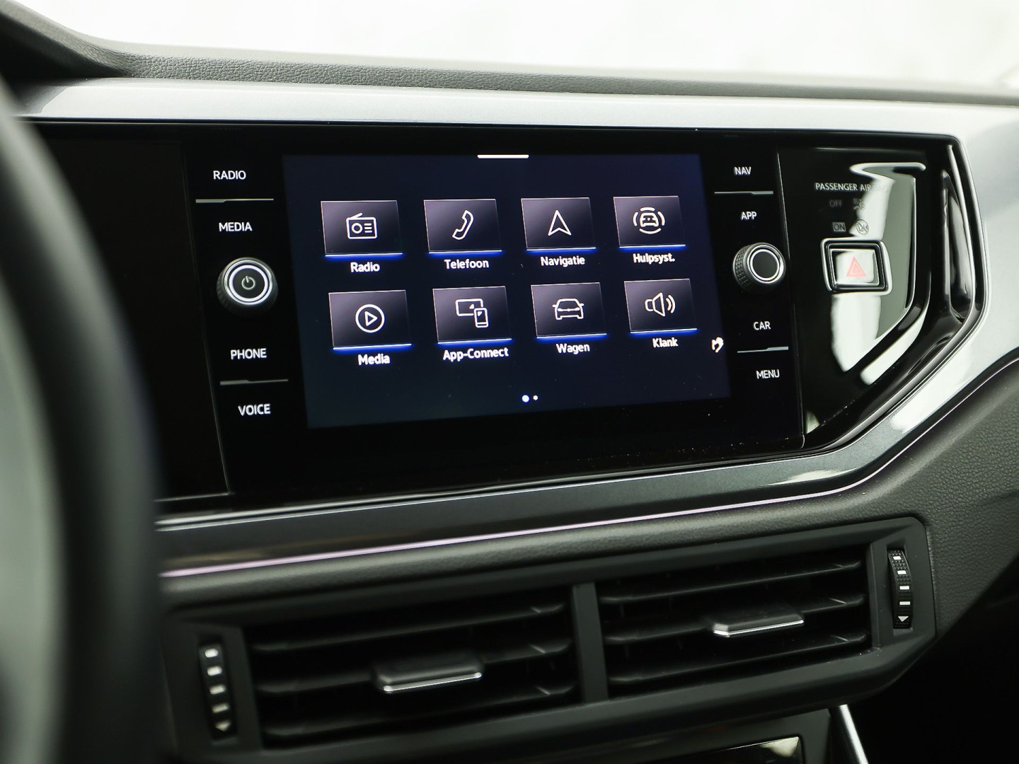 Volkswagen Polo 1.0 TSI Sport Automaat (VIRTUAL COCKPIT, APPLE CARPLAY, GROOT NAVI, CLIMATE, SPORTSTOELEN, LED KOPLAMPEN, GETINT GLAS, PARKEERSENSOREN, NIEUWSTAAT)