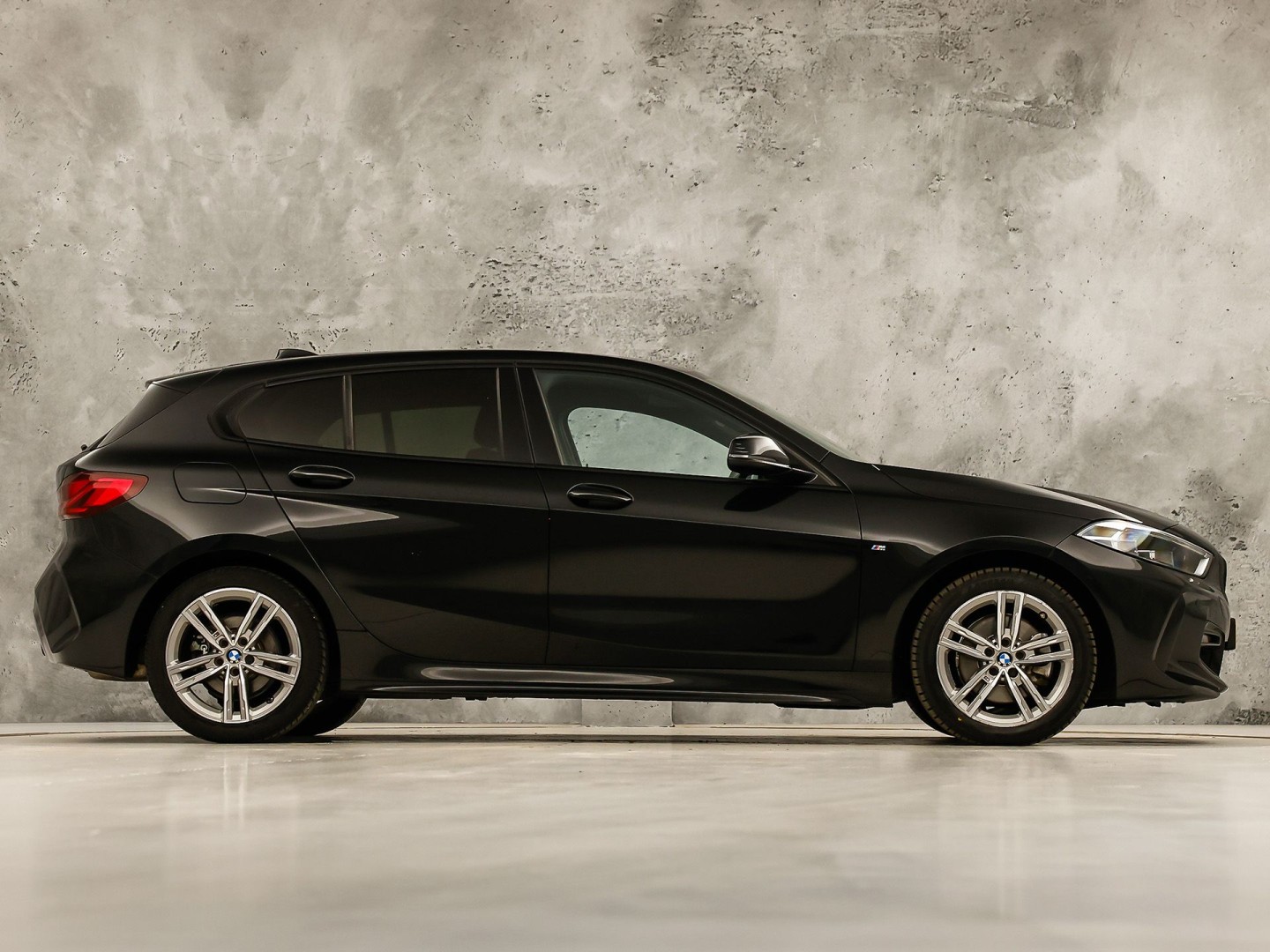 BMW 1 Serie 118i M Sport Automaat (APPLE CARPLAY, M PAKKET, GROOT NAVI, LEDER, SPORTSTOELEN, SFEERVERLICHTING, GETINT GLAS, NIEUWSTAAT)