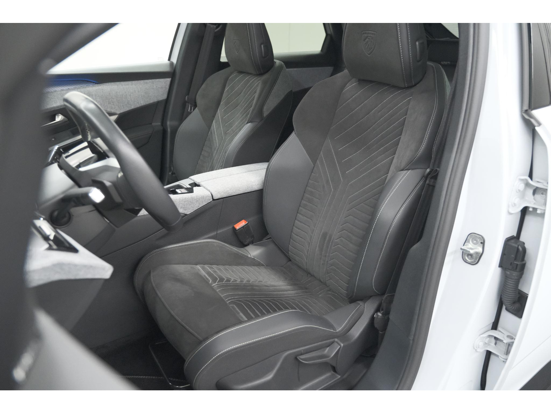 Peugeot 3008 1.2 Hybrid 136 GT | Panoramadak | FOCAL Audio | Alcantara Executive Pakket | 360 Camera | Adaptieve Cruise Control