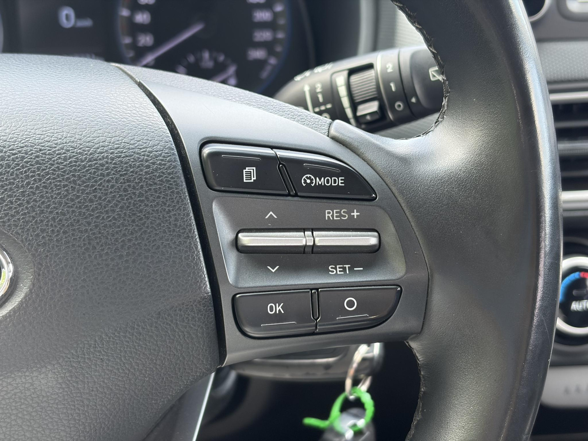 Hyundai Kona 1.0T Essence 2e Eigenaar,Trekhaak,Camera,Carplay,Navi,Clima,Cruise,6 Bak,N.A.P,120pk,Lm velgen,Rijstrooksensor,Pdc,Apk tot 03-2027