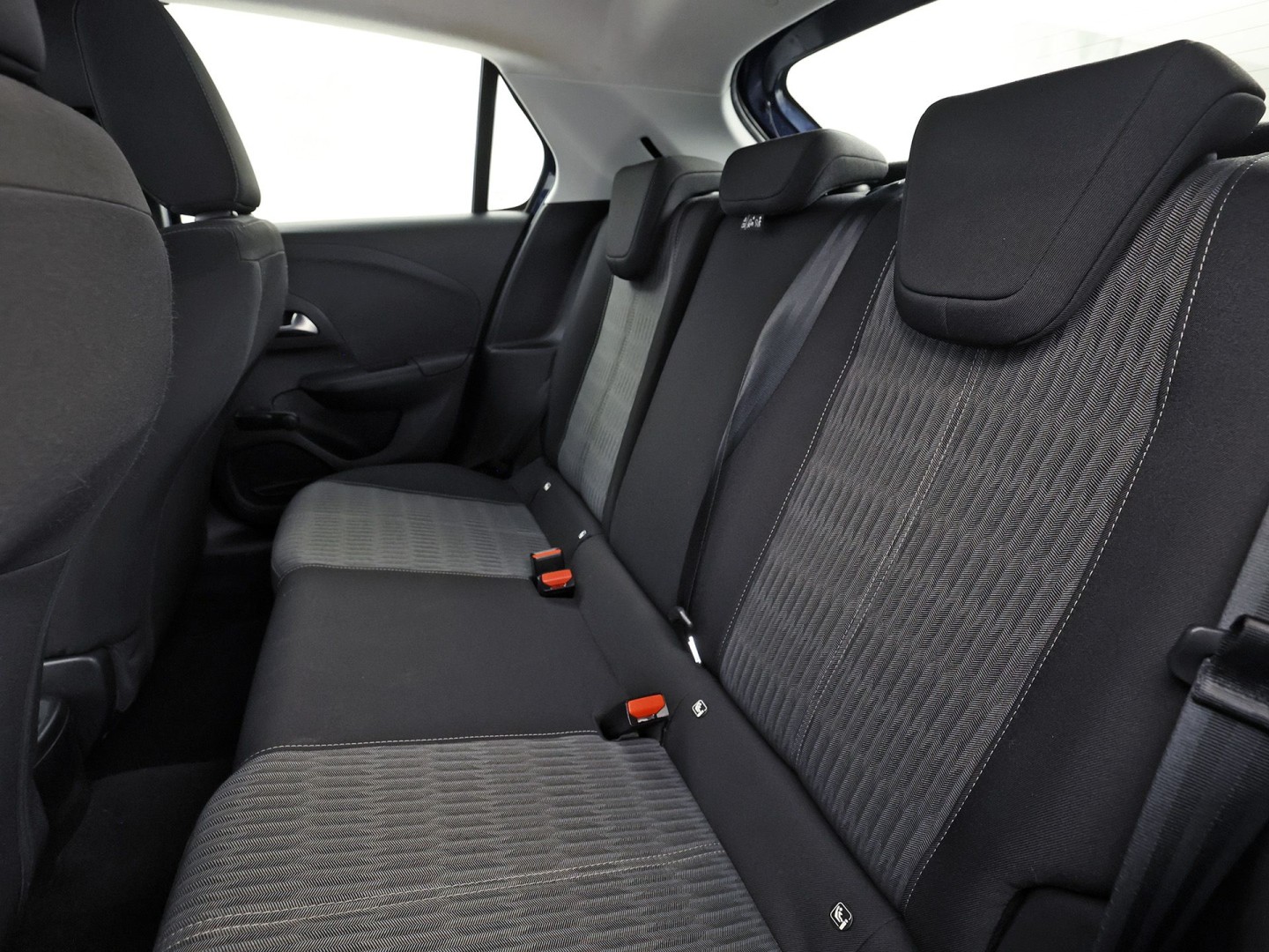 Opel Corsa 1.2 Sport (APPLE CARPLAY, GROOT NAVI, CRUISE, LM VELGEN, SPORTSTOELEN, LANE ASSIST, NIEUWSTAAT)