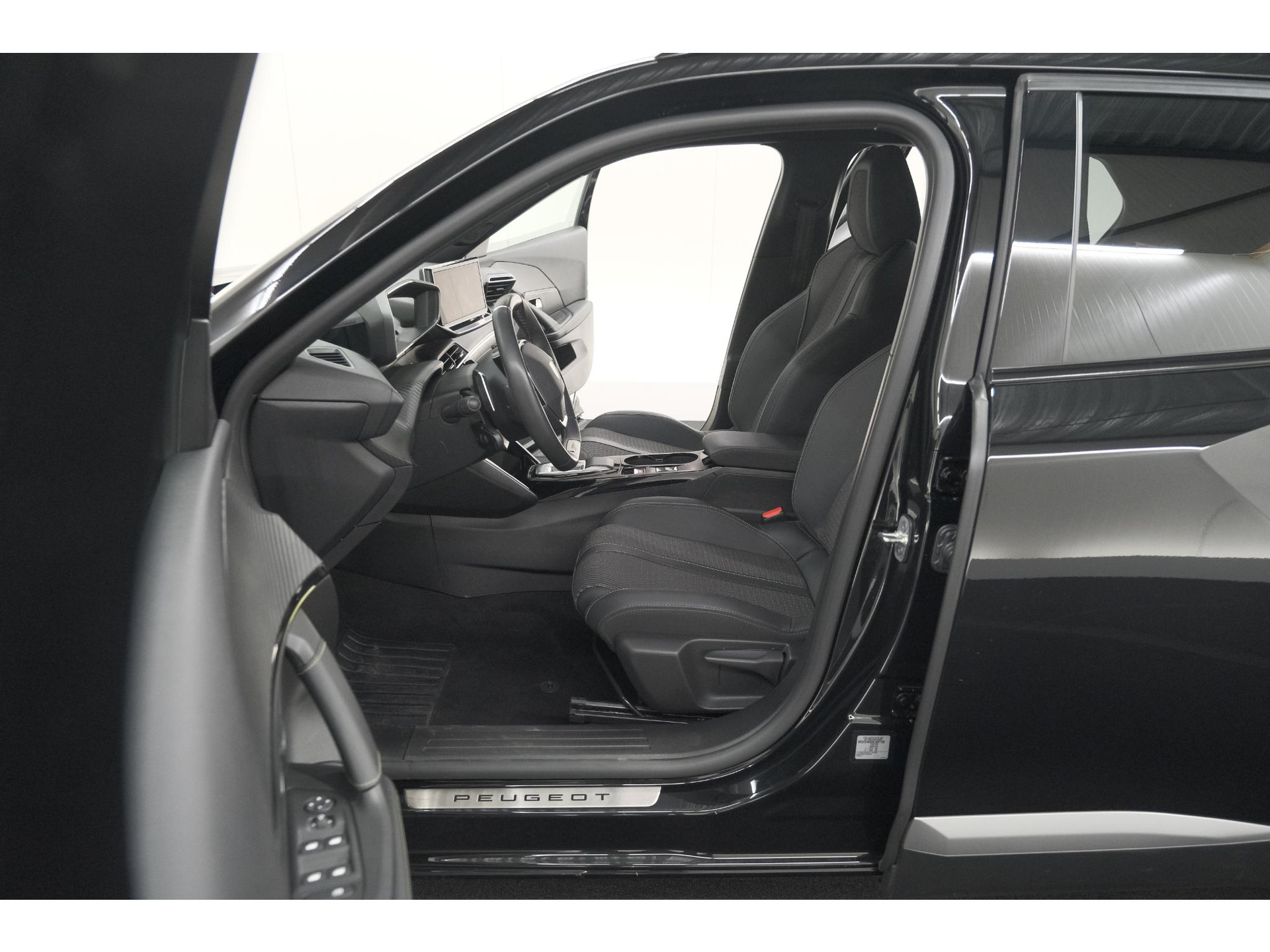 Peugeot 2008 PureTech 130 EAT8 GT | Camera | Apple Carplay | Parkeersensoren | 17 Inch Lichtmetalen Velgen