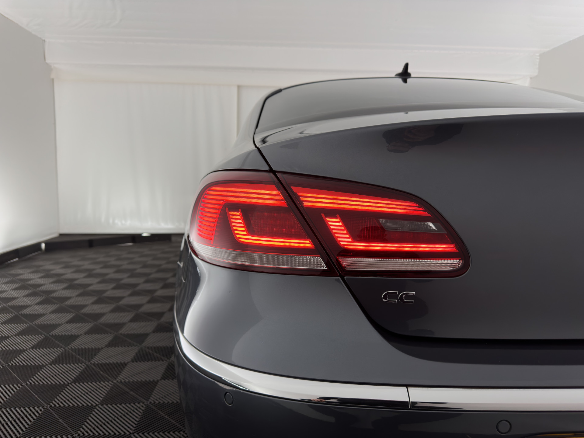 Volkswagen CC 1.8 TSI Aut. *LEATHER | BI-XENON | HEATED-SPORTSEATS | NAVI-FULLMAP | ECC | PDC | CRUISE | SHIFTPADDLES | PRIVACY-GLASS | TOWBAR | 18''ALU*