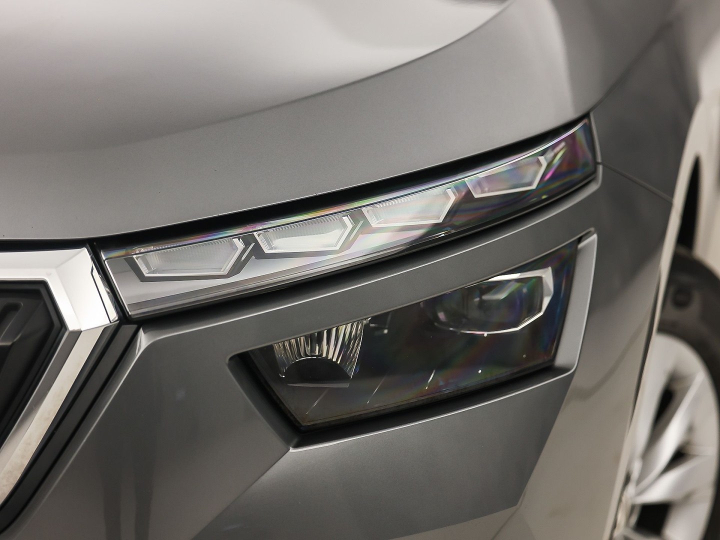 Škoda Kamiq 1.0 TSI Sport Automaat (KUIPSTOELEN, VIRTUAL COCKPIT, APPLE CARPLAY, GROOT NAVI, STOELVERWARMING, ADAPTIVE CRUISE, GETINT GLAS, ZWART HEMEL, NIEUWSTAAT)