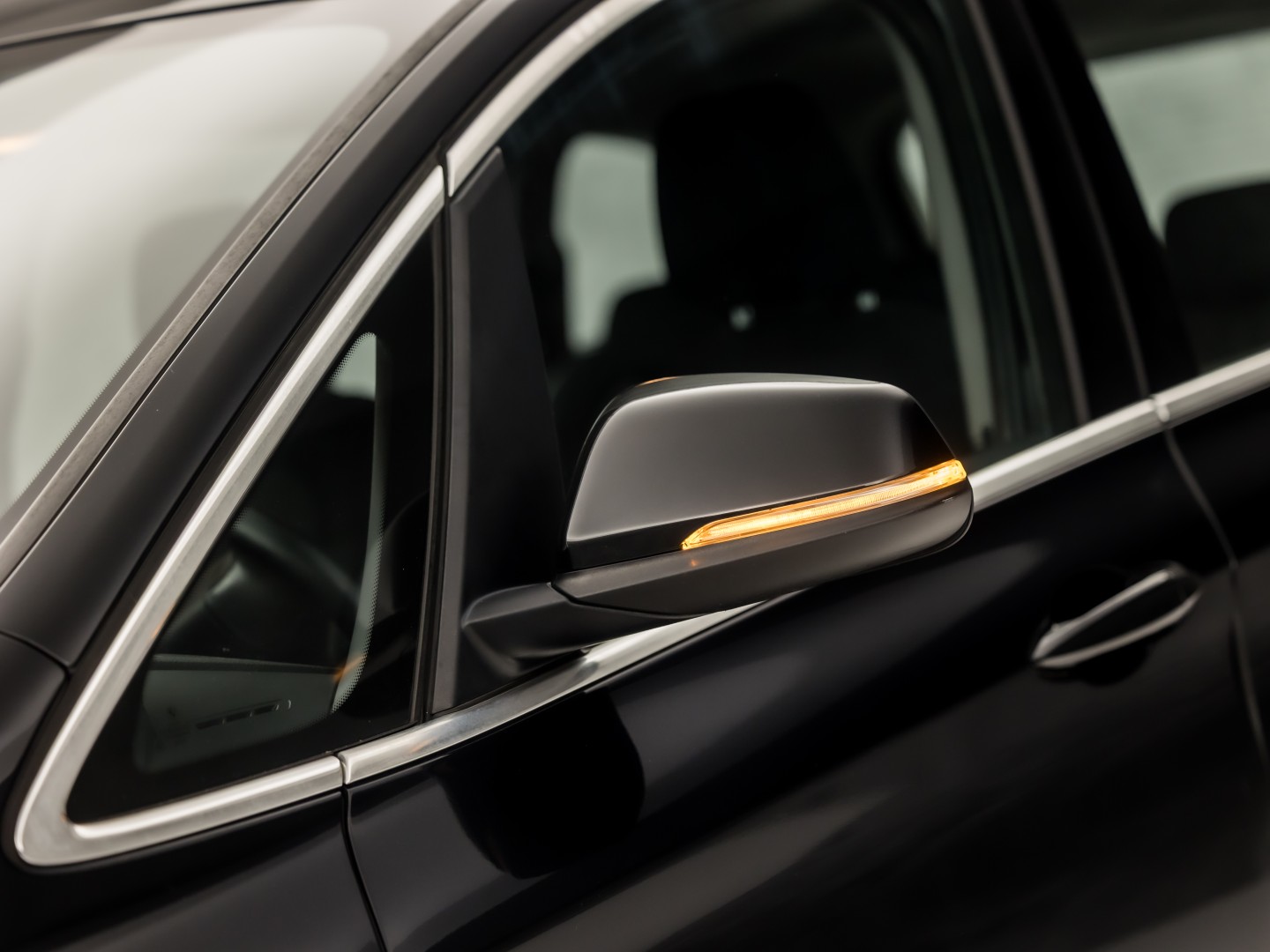 BMW 2 Serie 220i High Executive 7 Persoons 192Pk Automaat (NAVIGATIE, 4 CILINDER, 1e EIGENAAR, CLIMATE, GETINT GLAS, PARKEERSENSOREN, SPORTSTOELEN, CRUISE, NIEUWE APK, NIEUWSTAAT)