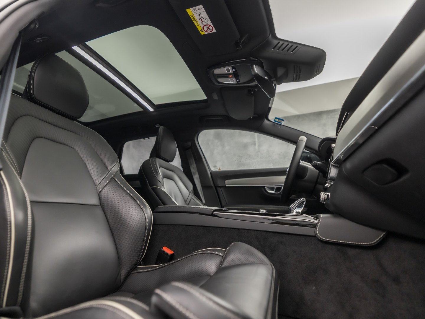 Volvo V90 2.0 T6 Plug-in hybrid AWD Ultimate Dark 350Pk Automaat (PANORAMADAK, HARMAN/KARDON, LUCHTVERING, MEMORY SEATS, 360 CAMERA, HEAD-UP DISPLAY, STUUR/STOELVERWARMING, ZWART HEMEL, NIEUWSTAAT)