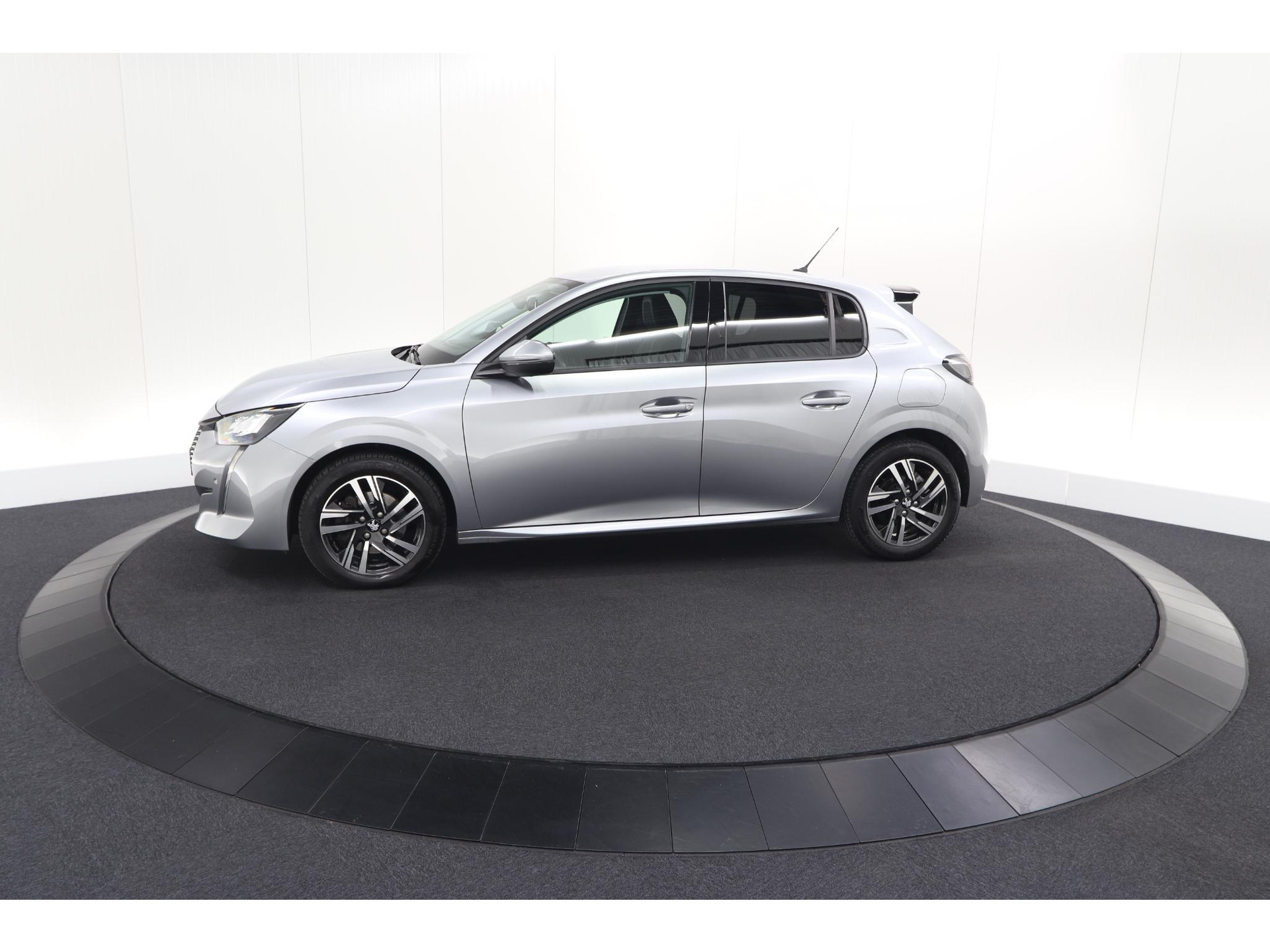 Peugeot 208 PureTech 100 EAT8 Allure | Adaptieve Cruise control |  Camera | Parkeersensoren voor + achter | Navigatie | Apple Carplay