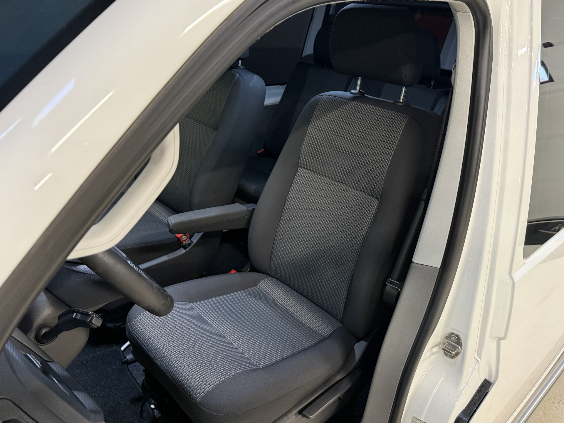 Volkswagen Transporter 2.0 TDI L2H1 30 DC Highline | Origineel NL | Apple carplay  | Camera | Trekhaak |