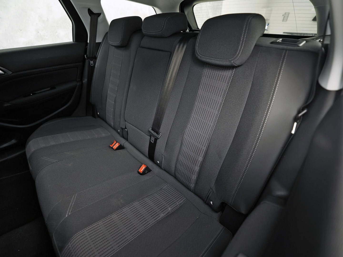 Peugeot 308 SW 1.2 PureTech Premium Sport (VIRTUAL COCKPIT, APPLE CARPLAY, GROOT NAVI, 360 CAMERA, SPORTSTOELEN, LEDER, TREKHAAK, GETINT GLAS, NIEUWSTAAT)