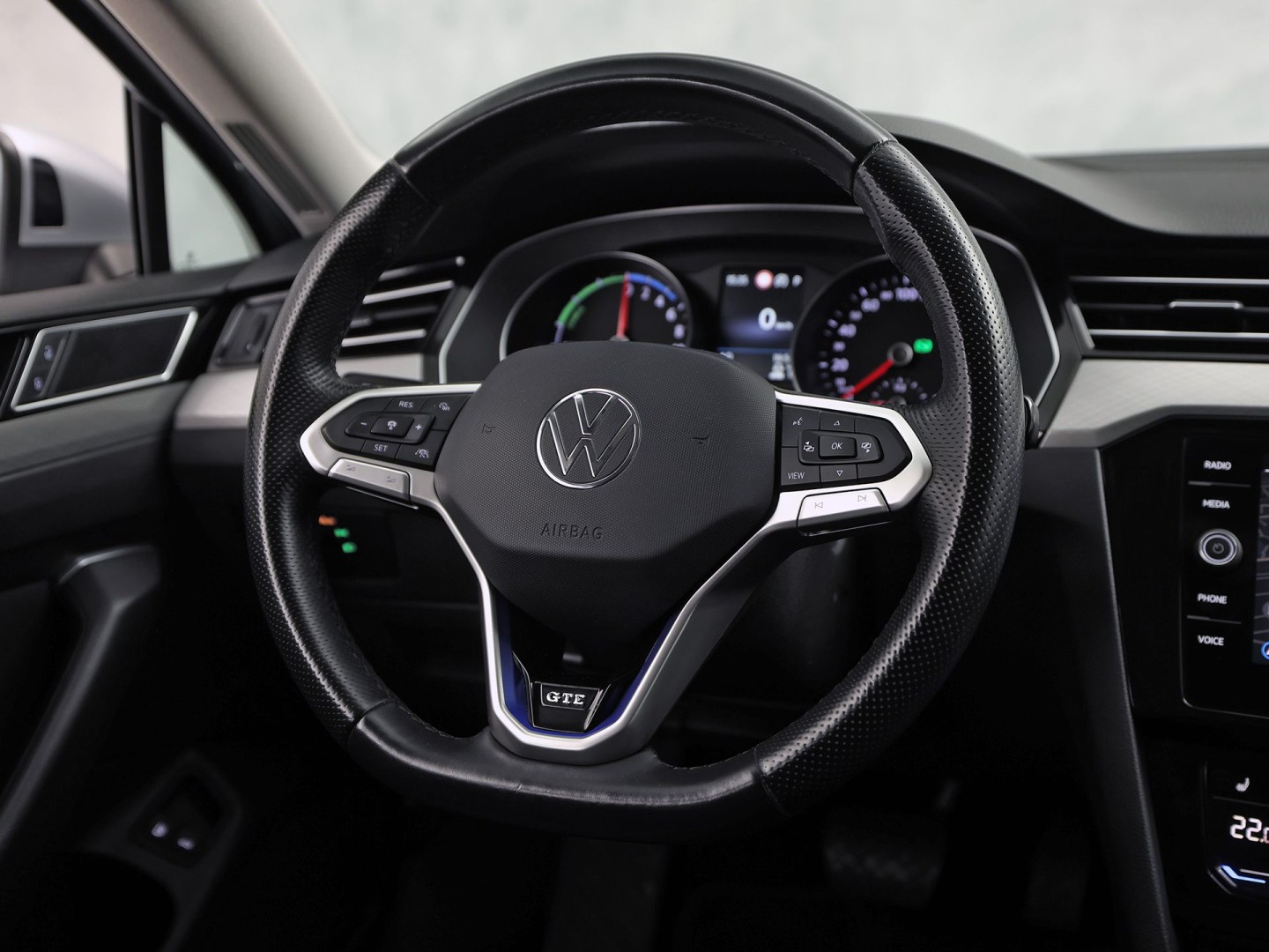 Volkswagen Passat Variant 1.4 TSI PHEV GTE 218Pk Automaat (APPLE CARPLAY, SOH 88,9%, GROOT NAVI, CAMERA, TREKHAAK, KEYLESS, SPORTSTOELEN, STOELVERWARMING, GETINT GLAS, NIEUWSTAAT)