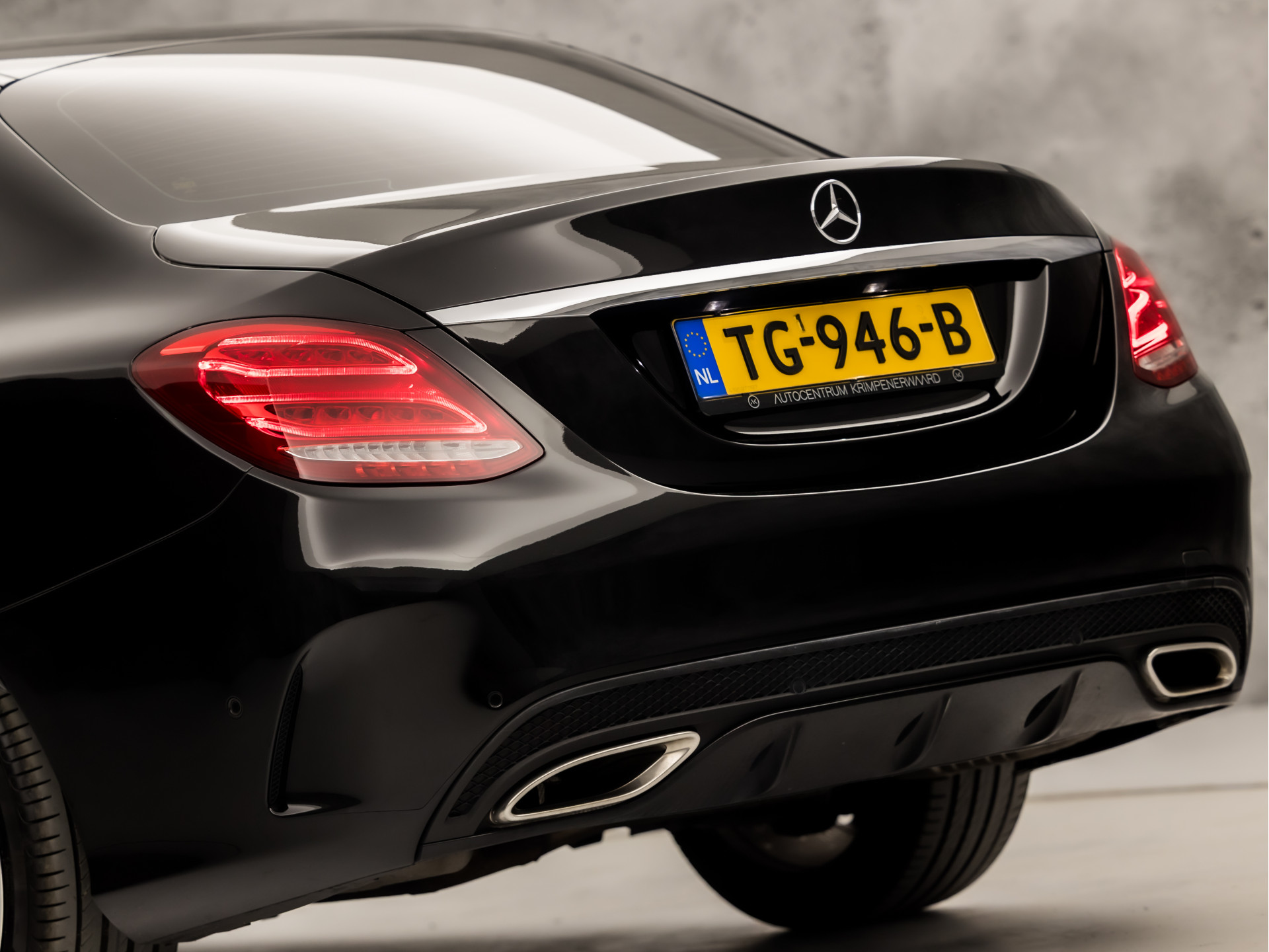 Mercedes-Benz C-Klasse 180 AMG Sport 156Pk Automaat (NAVIGATIE, CAMERA, LEDER, ZWART HEMEL, STOELVERWARMING, SPORTSTOELEN, GETINT GLAS, NIEUWSTAAT)