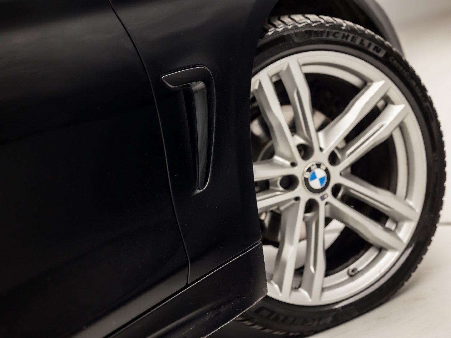 BMW 4-serie Gran Coupé 418i M Sport Automaat (SCHUIFDAK, M PAKKET, GROOT NAVI, HARMAN/KARDON, STOELVERWARMING, GETINT GLAS, SPORTSTOELEN, PARKEERSENSOREN, NIEUWE APK, NIEUWSTAAT)